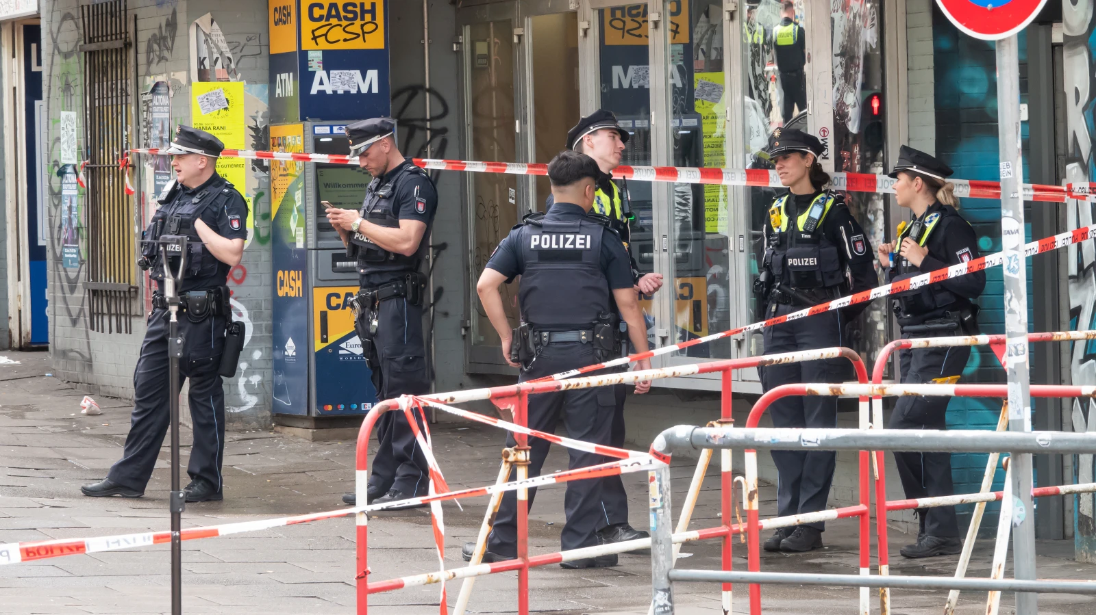 Polonya-Hollanda Maçı Öncesi Hamburg' da Saldırı Önlendi, © dpa Polonya-Hollanda Maçı Öncesi Hamburg' da Saldırı Önlendi, © dpa