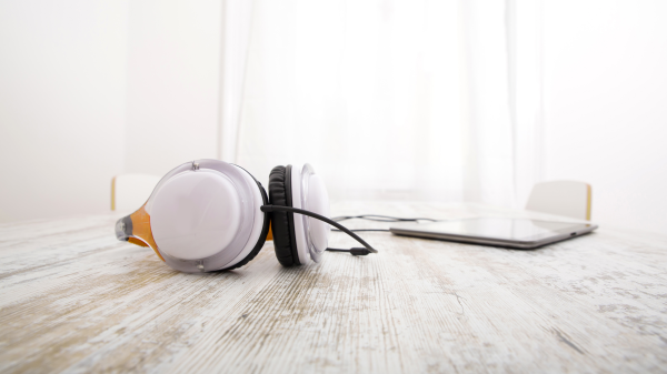 ONLINE AUDIO: SO PERSÖNLICH KANN REICHWEITE SEIN, © shutterstock