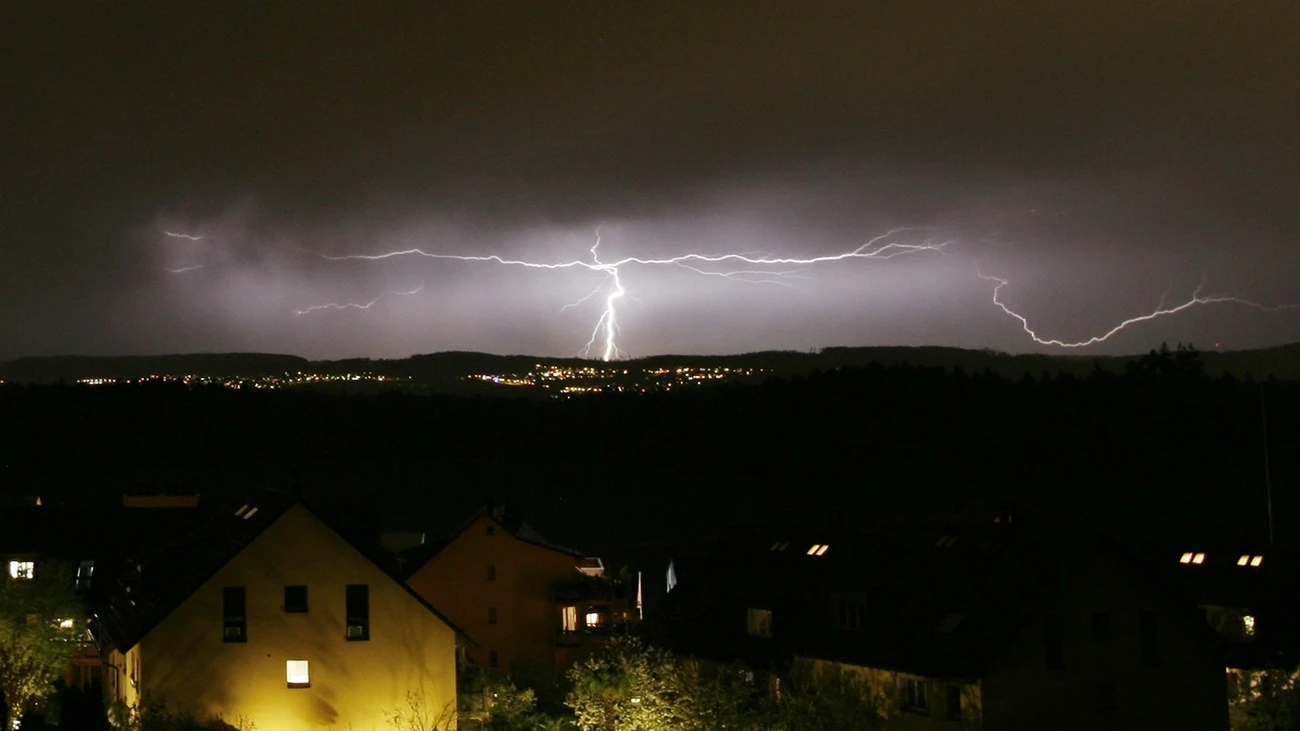 Heftige Gewitter sorgen erneut für Überschwemmungen im Glarnerland üb, © Keystone-SDA Heftige Gewitter sorgen erneut für Überschwemmungen im Glarnerland üb, © Keystone-SDA
