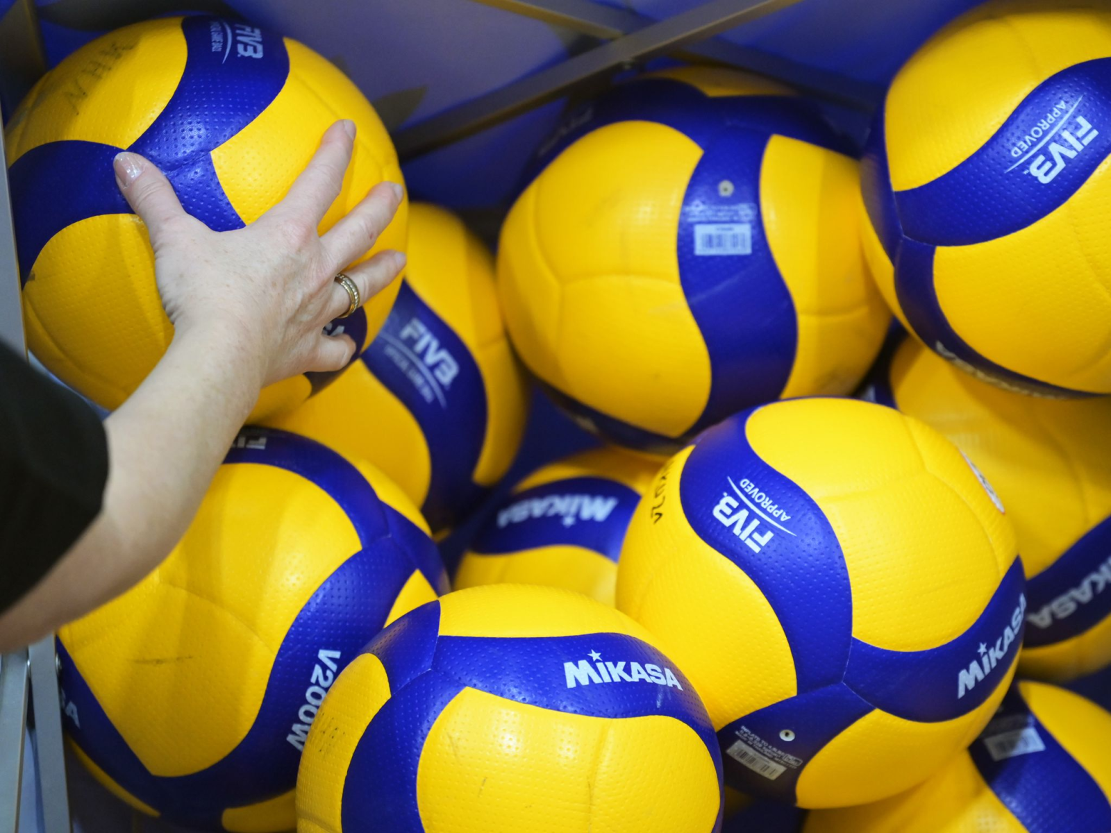 Volleyball-Spielbälle liegen auf einem Haufen.
