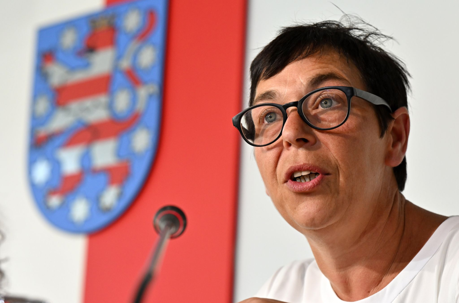 Die Thüringer Landtagsabgeordnete Anja Müller spricht bei einer Pressekonferenz., © Martin Schutt/dpa/Archivbild