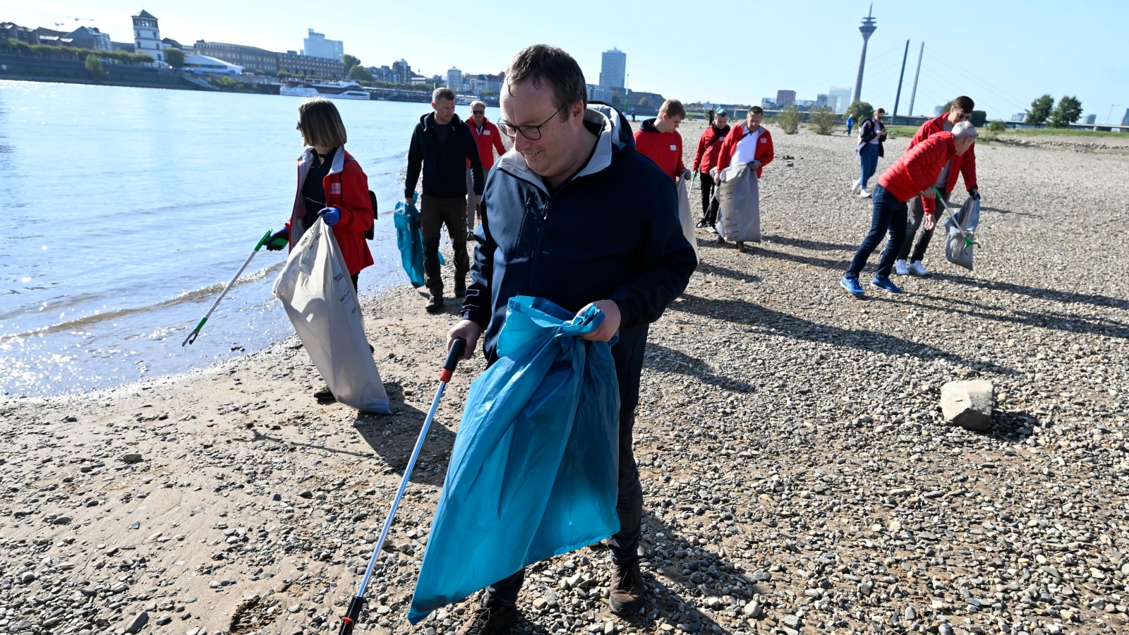 Ren Nehri`nin Kıyıları Temizlendi! , © dpa Ren Nehri`nin Kıyıları Temizlendi! , © dpa
