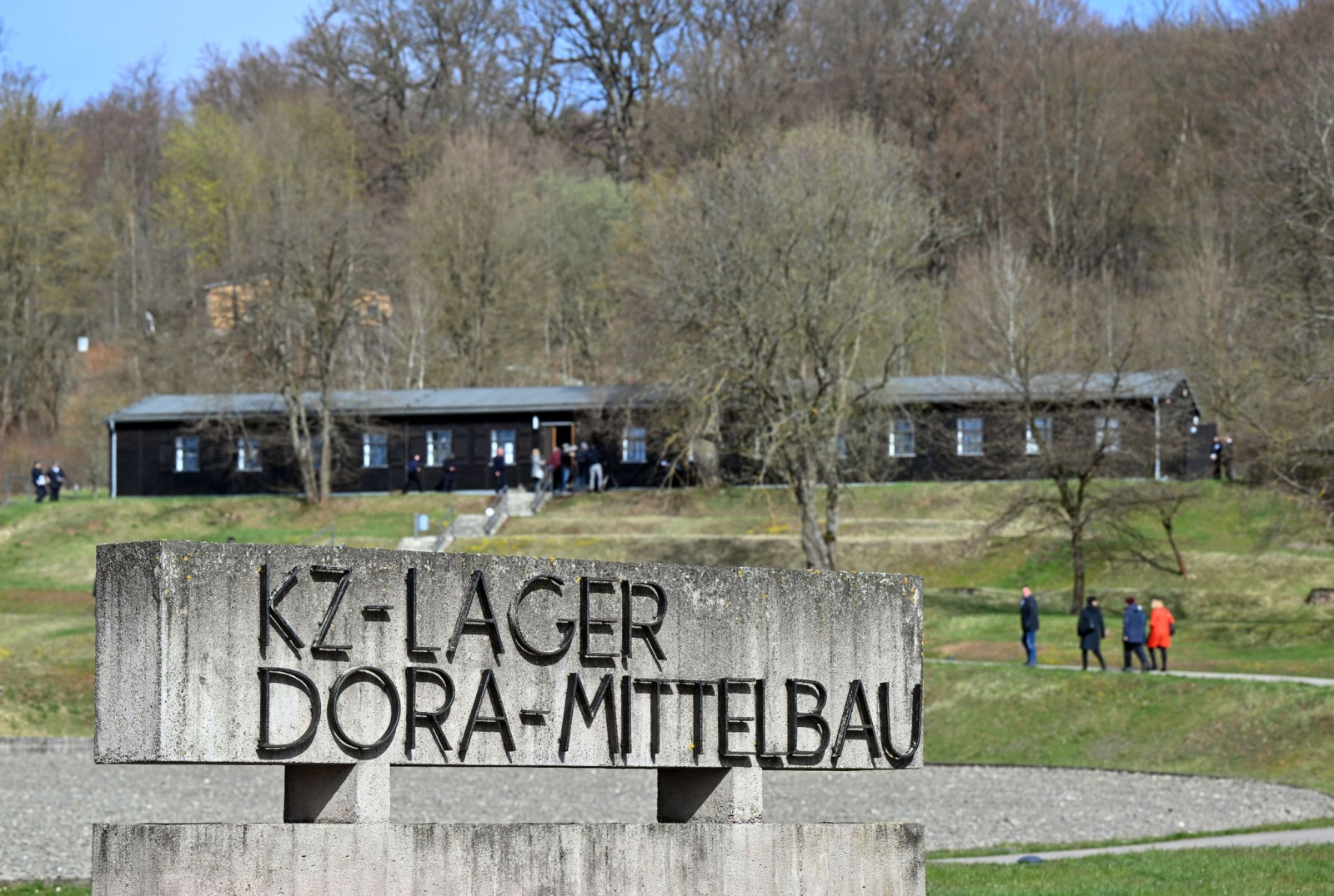 Besucher laufen zur Gedenkveranstaltung zum 77. Jahrestag der Befreiung des Konzentrationslagers Mittelbau-Dora durch US-Truppen am 11. April 1945.
