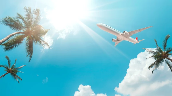 Flugzeug am blauen Himmel, © Shutterstock Flugzeug am blauen Himmel, © Shutterstock