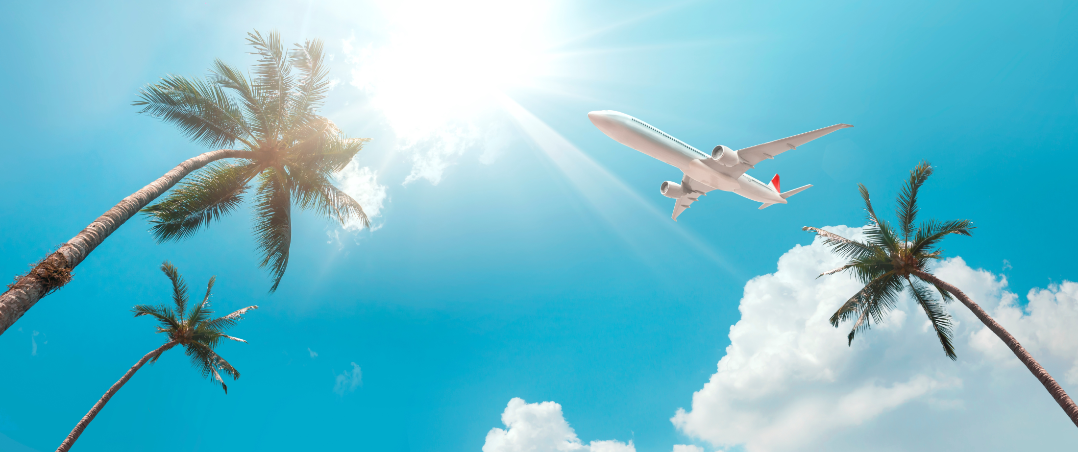 Flugzeug am blauen Himmel, © Shutterstock