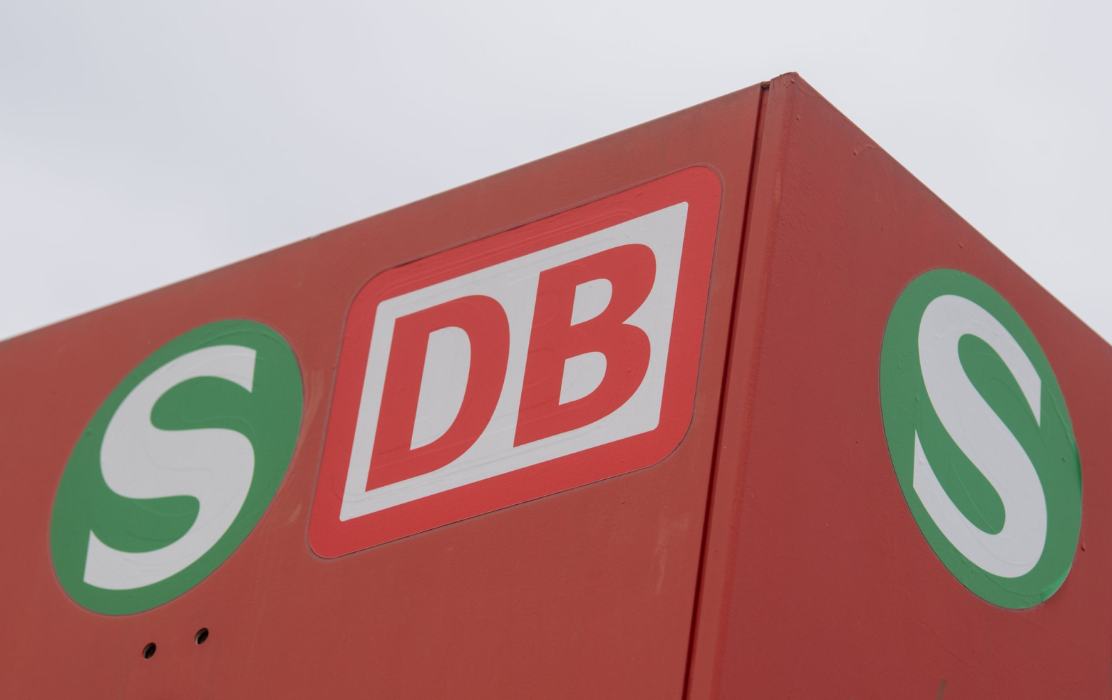 Ein S-Bahn-Logo und das Logo der Deutschen Bahn sind an einem Haltepunkt zu sehen.
