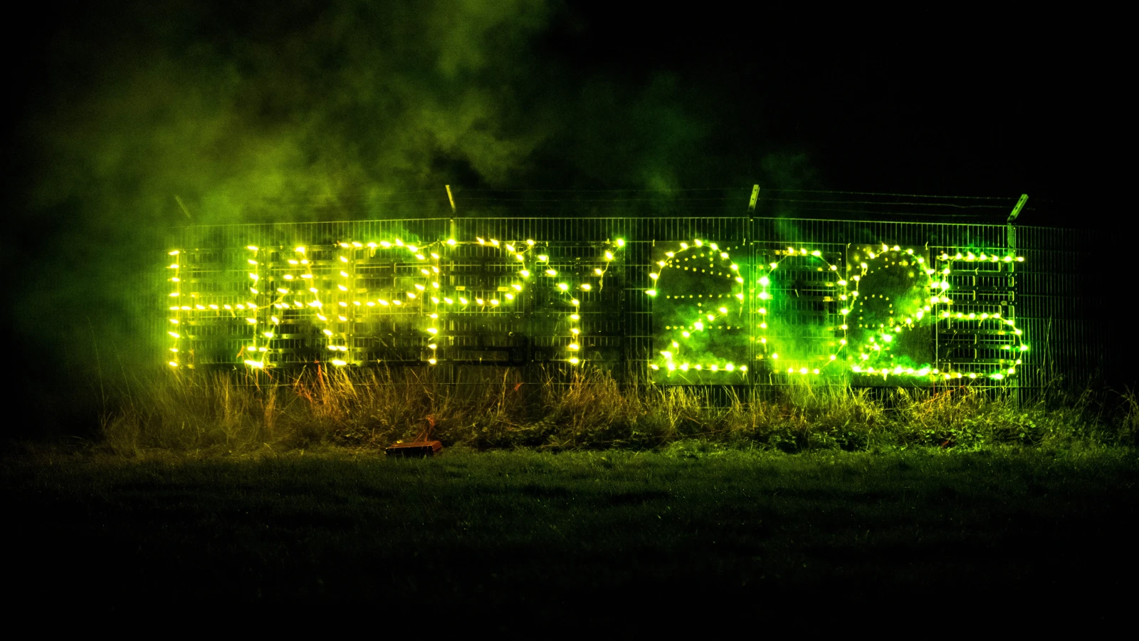 Bremen'de yeni yıl, havai fişekler, roketler ve patlayıcılarla coşkuyla karşılanıyor. İşte Yılbaşı gecesinde havai fişekleri izlemek için en güzel manzaralara sahip noktalar: Şehir Merkezi Teerhof Köprüsü: Weser üzerindeki bu köprü, şehir merkezindeki havai fişeklere yakından tanık olmak için ideal. Schlachte: Weser kıyısındaki tarihi promenade, hem atmosferi hem de manzarasıyla dikkat çekiyor. Osterdeich: Weser Nehri boyunca uzanan bu nokta, havai fişek gösterilerini izlemek için mükemmel bir alternatif. Hollersee ve Park-Hotel Hollersee Gölü çevresinde düzenlenen profesyonel havai fişek gösterisi, özellikle etkileyici bir deneyim sunuyor. Vegesack Promenade Vegesack'teki promenade, kalabalıktan biraz uzaklaşarak havai fişekleri izlemek isteyenler için güzel bir seçenek. Weserwehr Daha sakin bir atmosfer arayanlar için Weserwehr, hem daha az kalabalık hem de hoş bir manzara sunuyor. Metalhenge – Walle'deki Bremen Çöplüğü Bremen'in en yüksek noktası olan ve halk arasında "Metalhenge" olarak bilinen Walle'deki 40 metrelik tepe, Blockland manzarasıyla birlikte havai fişek gösterilerini geniş bir perspektiften izleme imkanı sunuyor. Havai fişeklerin çevre ve hayvanlar üzerindeki etkisini azaltmak için yerel yönetim ve hayvan barınakları çeşitli önlemler alıyor. Bremen'deki bazı bölgelerde, özellikle Teerhof Köprüsü gibi alanlarda havai fişek kullanımı yasaklanmış durumda. Bu nedenle yerel kurallara dikkat etmek önemli. Yeni yılınızı Bremen'deki bu noktalardan birinde, renkli havai fişekler eşliğinde kutlayabilirsiniz! Kaynak. buten un binnen, © dpa Bremen'de yeni yıl, havai fişekler, roketler ve patlayıcılarla coşkuyla karşılanıyor. İşte Yılbaşı gecesinde havai fişekleri izlemek için en güzel manzaralara sahip noktalar: Şehir Merkezi Teerhof Köprüsü: Weser üzerindeki bu köprü, şehir merkezindeki havai fişeklere yakından tanık olmak için ideal. Schlachte: Weser kıyısındaki tarihi promenade, hem atmosferi hem de manzarasıyla dikkat çekiyor. Osterdeich: Weser Nehri boyunca uzanan bu nokta, havai fişek gösterilerini izlemek için mükemmel bir alternatif. Hollersee ve Park-Hotel Hollersee Gölü çevresinde düzenlenen profesyonel havai fişek gösterisi, özellikle etkileyici bir deneyim sunuyor. Vegesack Promenade Vegesack'teki promenade, kalabalıktan biraz uzaklaşarak havai fişekleri izlemek isteyenler için güzel bir seçenek. Weserwehr Daha sakin bir atmosfer arayanlar için Weserwehr, hem daha az kalabalık hem de hoş bir manzara sunuyor. Metalhenge – Walle'deki Bremen Çöplüğü Bremen'in en yüksek noktası olan ve halk arasında "Metalhenge" olarak bilinen Walle'deki 40 metrelik tepe, Blockland manzarasıyla birlikte havai fişek gösterilerini geniş bir perspektiften izleme imkanı sunuyor. Havai fişeklerin çevre ve hayvanlar üzerindeki etkisini azaltmak için yerel yönetim ve hayvan barınakları çeşitli önlemler alıyor. Bremen'deki bazı bölgelerde, özellikle Teerhof Köprüsü gibi alanlarda havai fişek kullanımı yasaklanmış durumda. Bu nedenle yerel kurallara dikkat etmek önemli. Yeni yılınızı Bremen'deki bu noktalardan birinde, renkli havai fişekler eşliğinde kutlayabilirsiniz! Kaynak. buten un binnen, © dpa