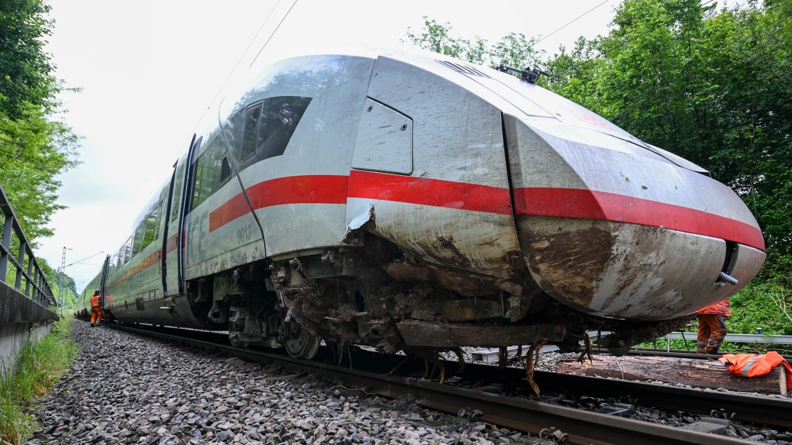Bad Kreuznach ve Bingen Arasında Tren Seferlerinde Aksaklık: Toprak Kayması Rayları Zarar Verdi, © dpa Bad Kreuznach ve Bingen Arasında Tren Seferlerinde Aksaklık: Toprak Kayması Rayları Zarar Verdi, © dpa