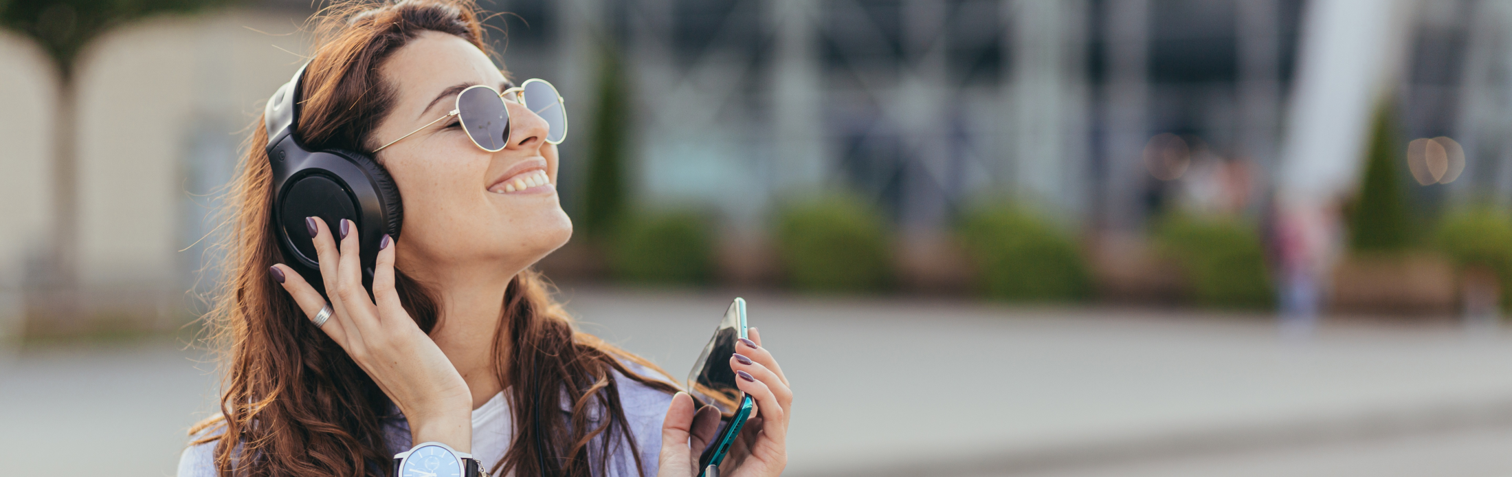 Frau mit Kopfhörern in der Stadt, © Shutterstock