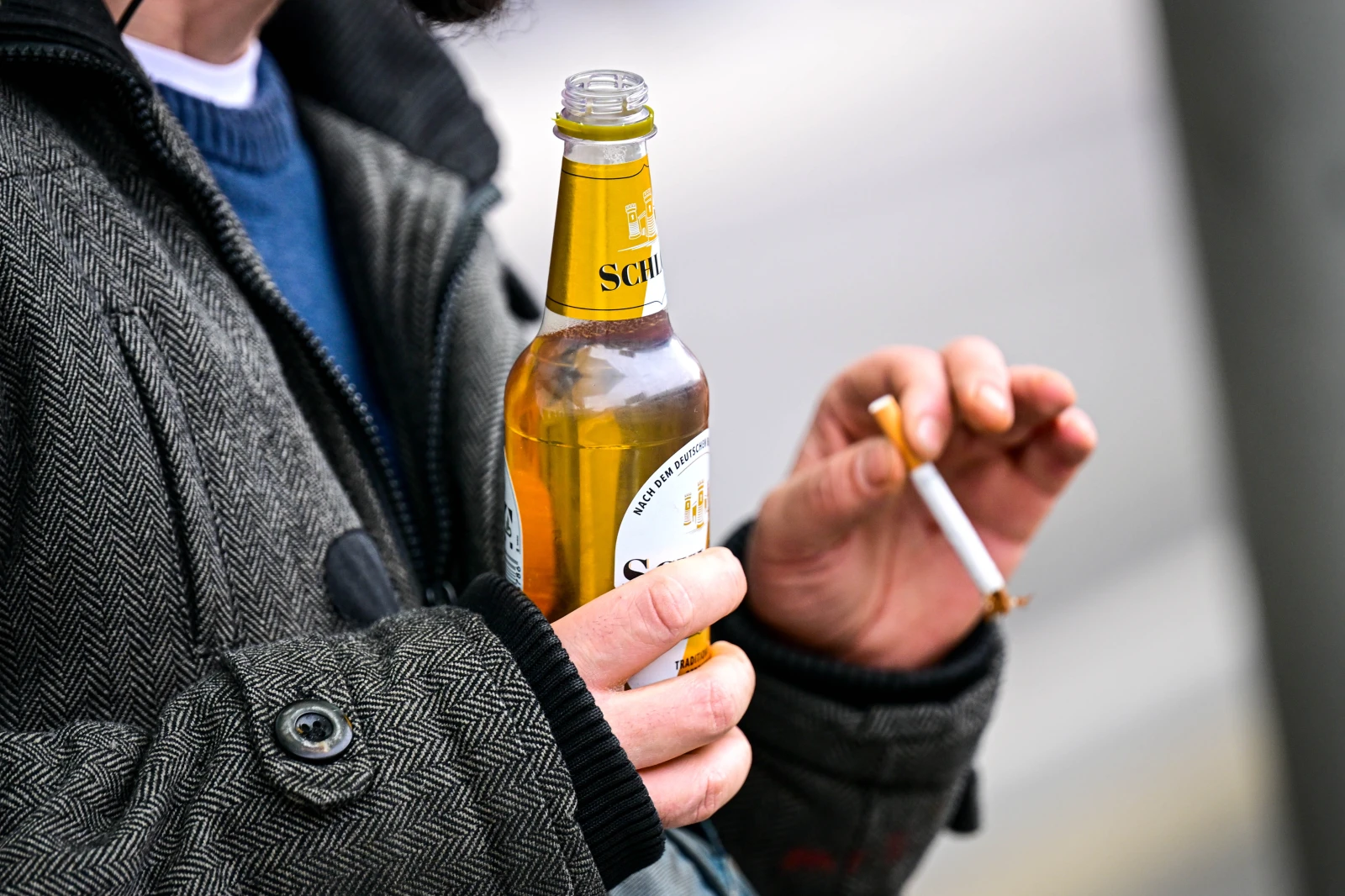 Bremen Hauptbahnhof'ta Alkol Yasağı Başladı: Yolculara Uyarı, Güvenlik İçin Yeni Adım, © Sina Schuldt/dpa Bremen Hauptbahnhof'ta Alkol Yasağı Başladı: Yolculara Uyarı, Güvenlik İçin Yeni Adım, © Sina Schuldt/dpa