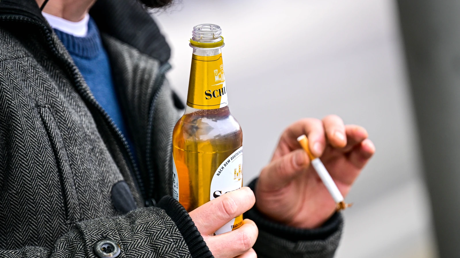 Bremen Hauptbahnhof'ta Alkol Yasağı Başladı: Yolculara Uyarı, Güvenlik İçin Yeni Adım, © Sina Schuldt/dpa Bremen Hauptbahnhof'ta Alkol Yasağı Başladı: Yolculara Uyarı, Güvenlik İçin Yeni Adım, © Sina Schuldt/dpa