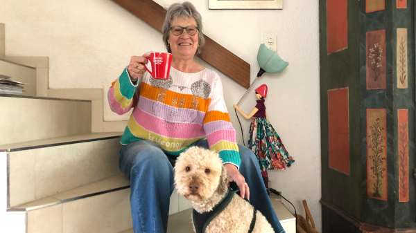 Esti hat 7000 Bücher, beim lesen trinkt sie gerne einen Kaffee, © Radio Basilisk