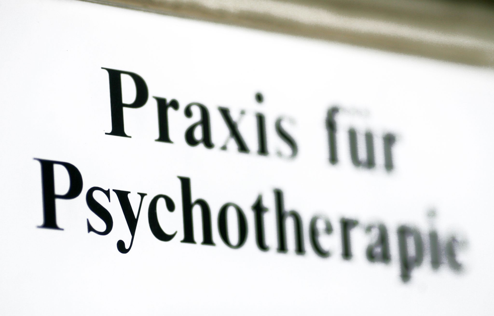 Ein Schild einer Praxis für Psychotherapie.