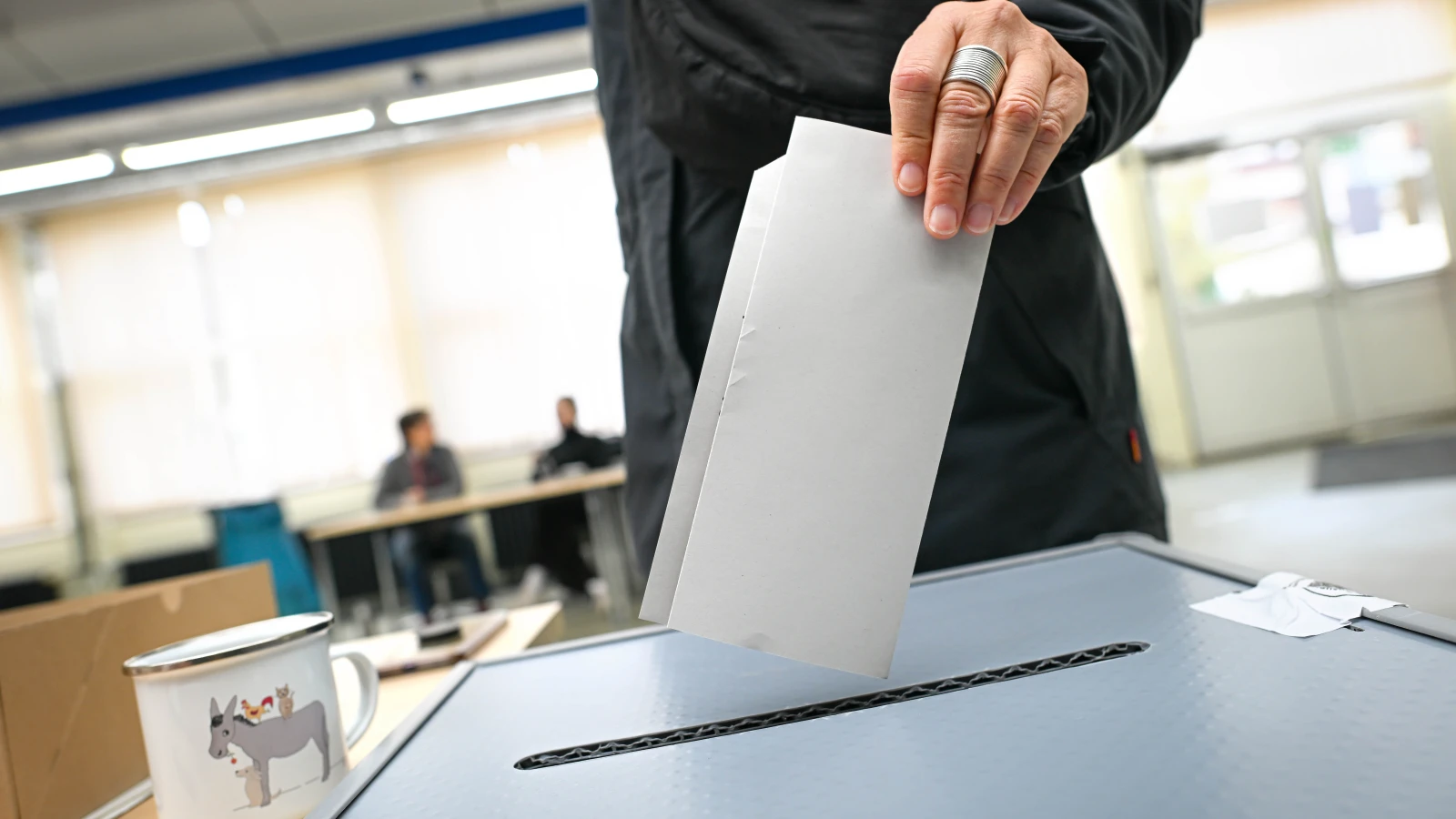 Bremen’de Seçim Sonuçları: SPD Gücünü Kaybediyor, © Sina Schuldt/dpa Bremen’de Seçim Sonuçları: SPD Gücünü Kaybediyor, © Sina Schuldt/dpa