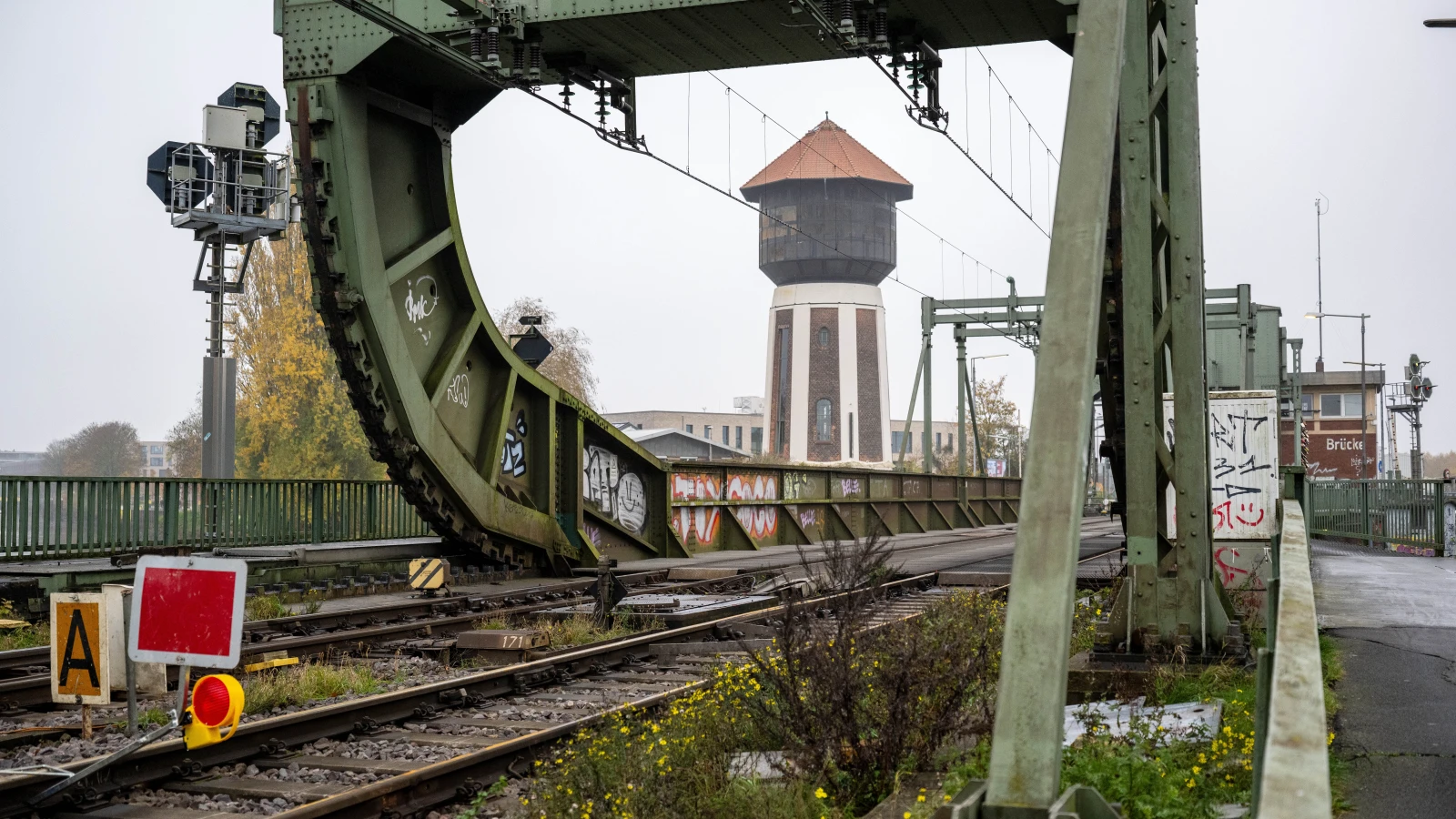 Bremen Hauptbahnhof’ta 2 Yaşındaki Çocuğu Kurtaran Emekli İtfaiyecilere Onur, © Sina Schuldt/dpa Bremen Hauptbahnhof’ta 2 Yaşındaki Çocuğu Kurtaran Emekli İtfaiyecilere Onur, © Sina Schuldt/dpa