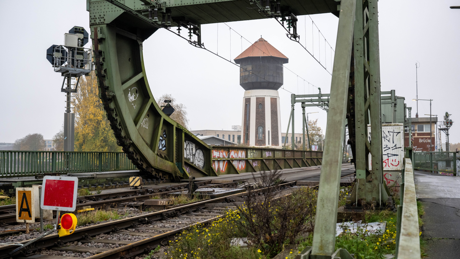 Bremen Hauptbahnhof’ta 2 Yaşındaki Çocuğu Kurtaran Emekli İtfaiyecilere Onur, © Sina Schuldt/dpa