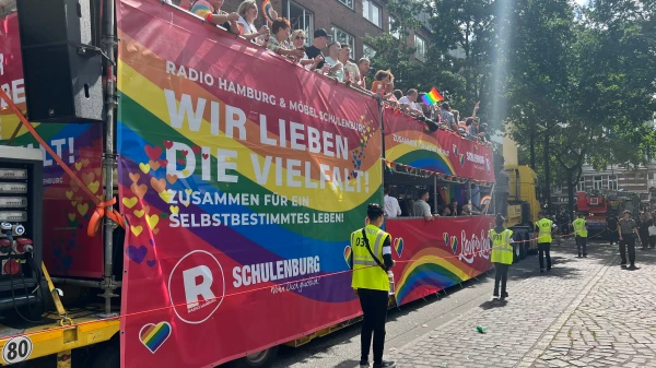 geschmückter Truck CSD 2023 in Hamburg, © Radio Hamburg geschmückter Truck CSD 2023 in Hamburg, © Radio Hamburg