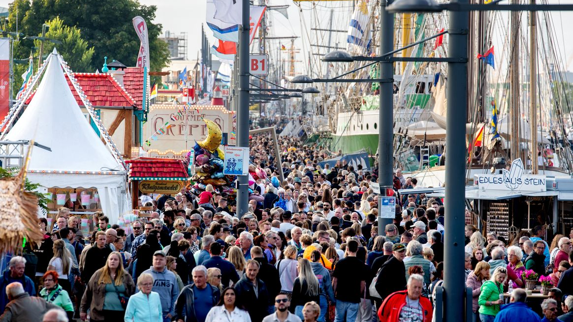 Bremerhaven’de Rüzgar Yelkenlileri Festivali milyonları büyüledi!, © Hauke-Christian Dittrich/dpa