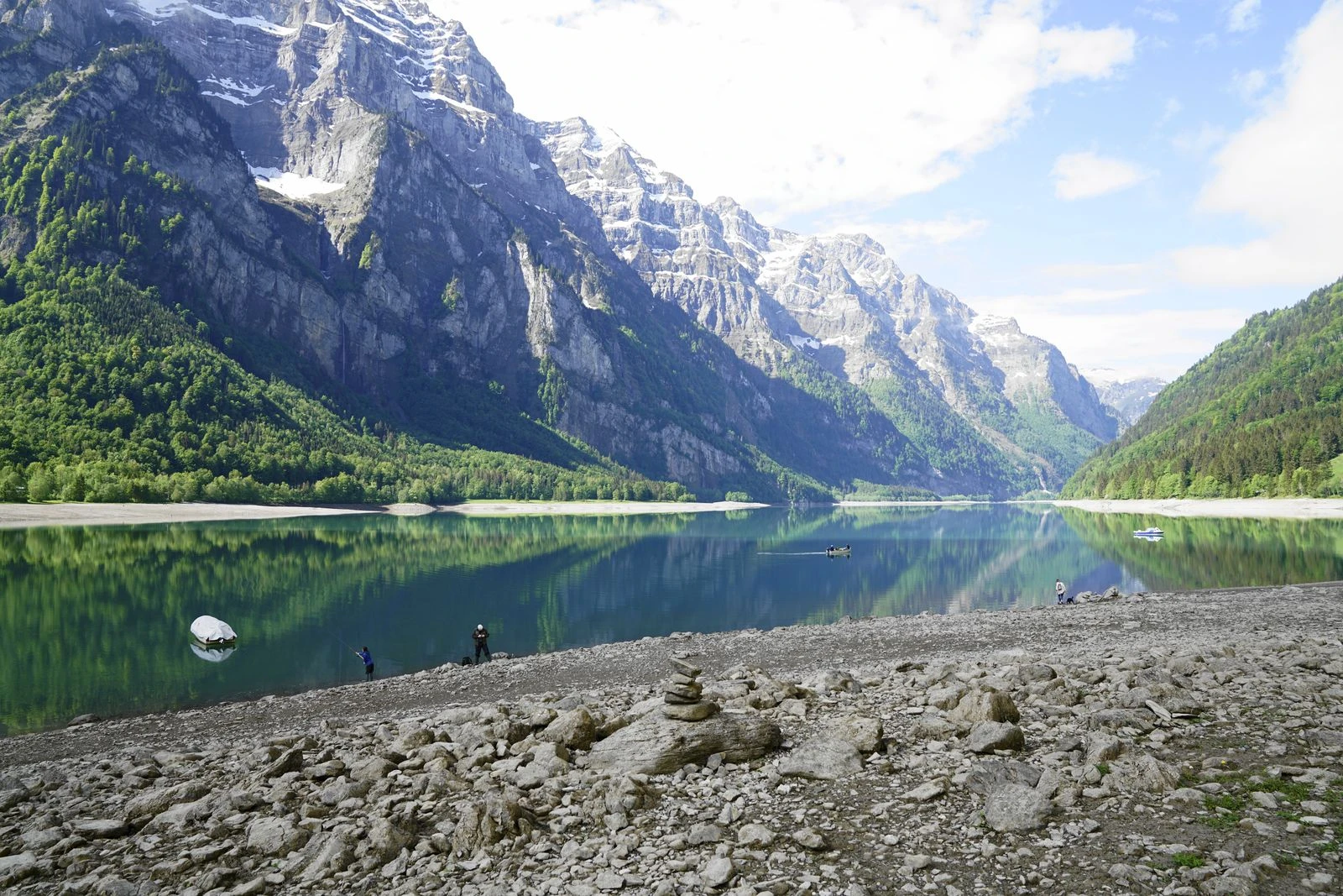 Gemeinde reagiert auf Verkehrschaos im Klöntal Gemeinde reagiert auf Verkehrschaos im Klöntal