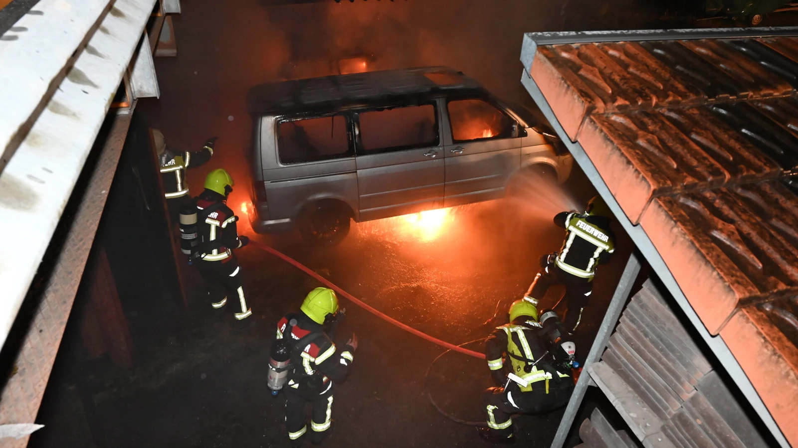 Autobrand in Unterterzen mit Zeugenaufruf, © Kantonspolizei St. Gallen Autobrand in Unterterzen mit Zeugenaufruf, © Kantonspolizei St. Gallen