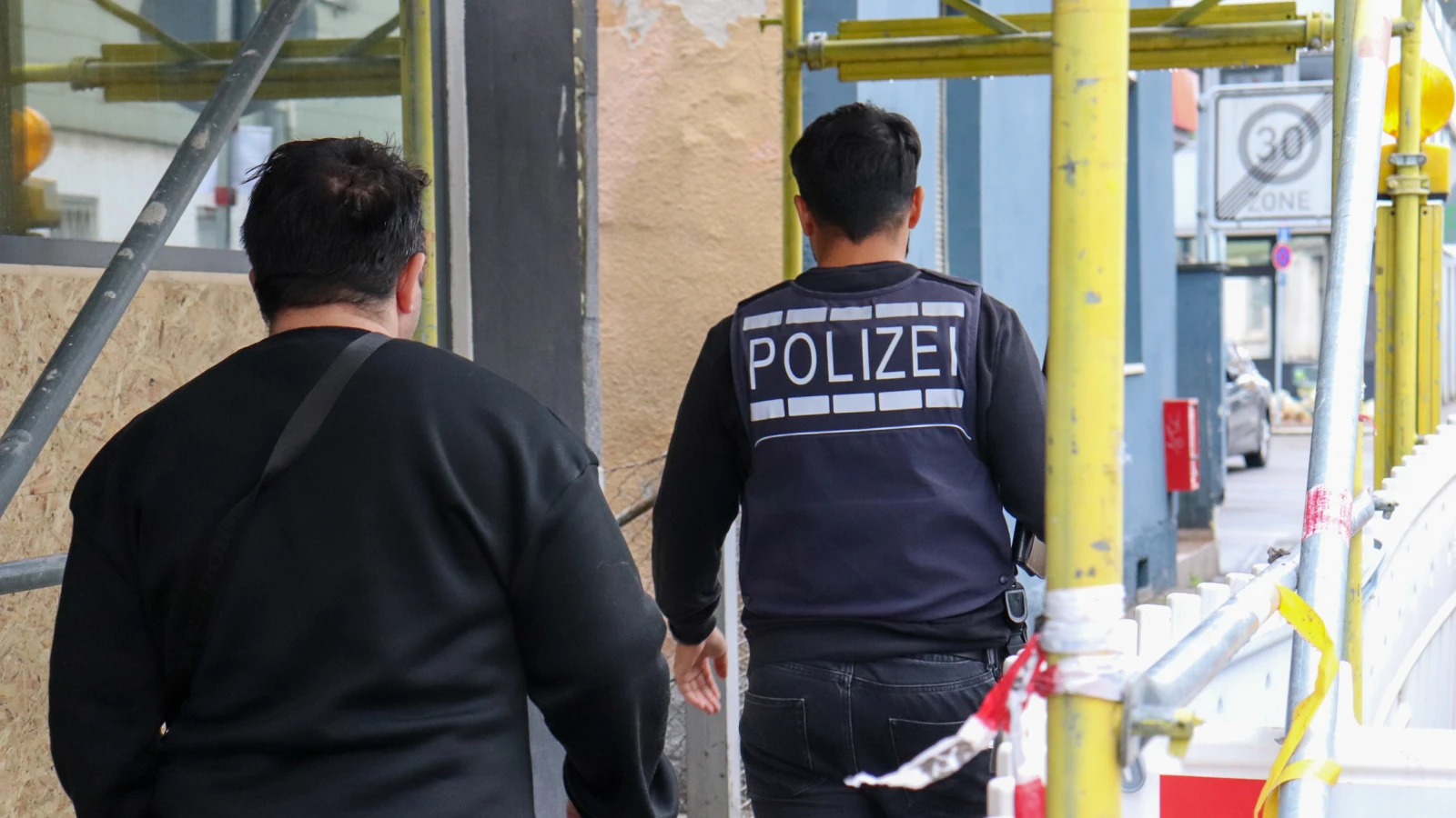 Göppingen'de Bar İçinde Silahlı Saldırı: Bir Kişi Hayatını Kaybetti, İki Yaralı, © dpa Göppingen'de Bar İçinde Silahlı Saldırı: Bir Kişi Hayatını Kaybetti, İki Yaralı, © dpa