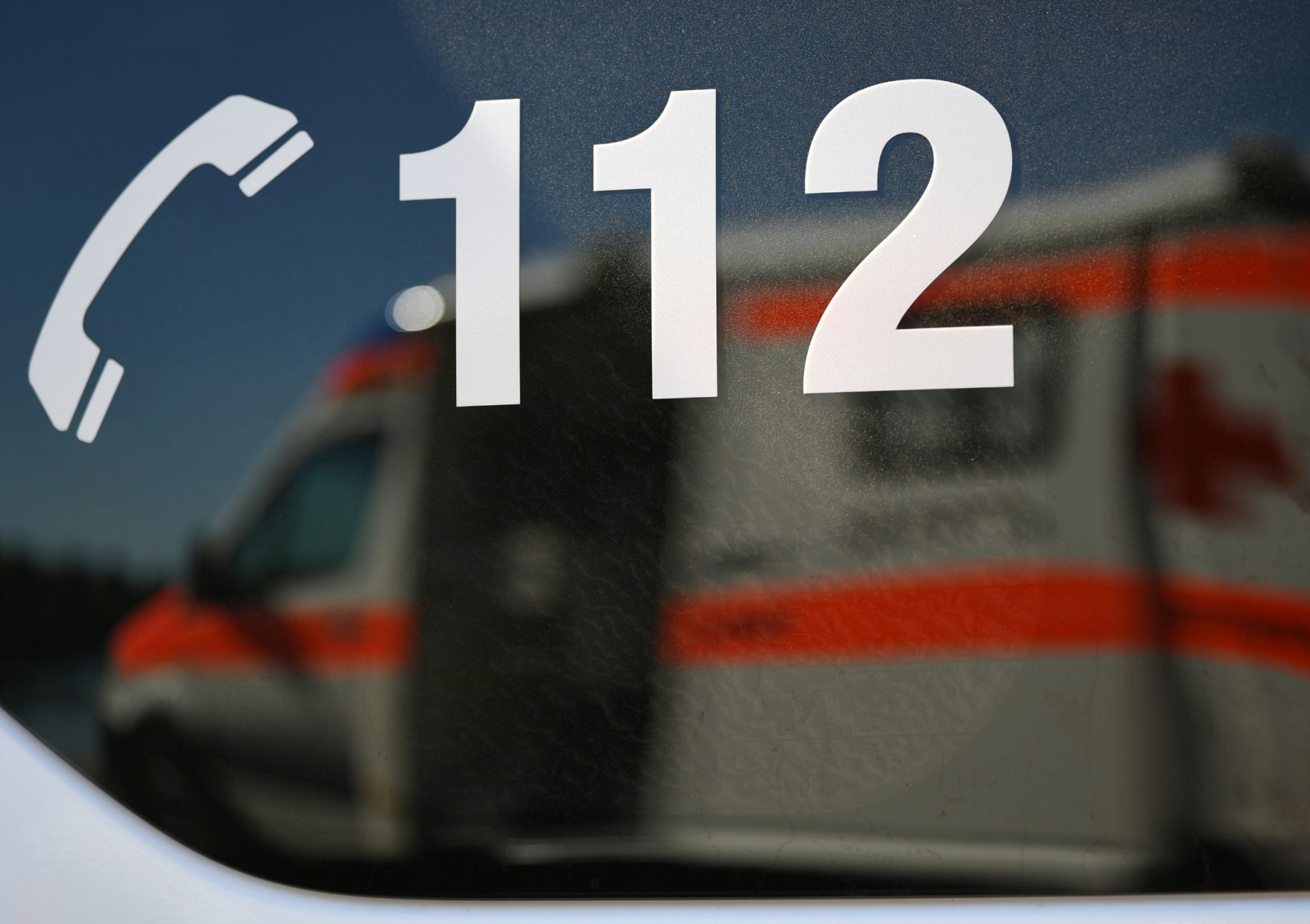 Die Aufschrift «112» auf einem Rettungswagen.