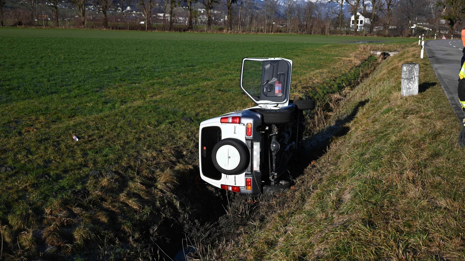Autofahrerin landet nach Unfall in Melser Bachbett, © Kapo SG Autofahrerin landet nach Unfall in Melser Bachbett, © Kapo SG