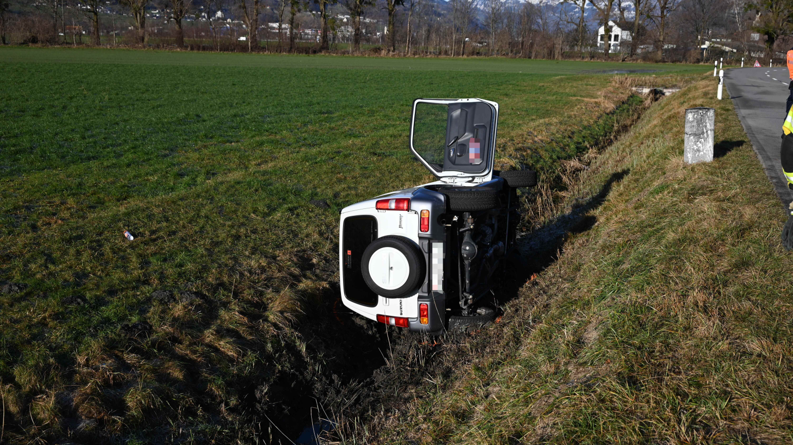 Autofahrerin landet nach Unfall in Melser Bachbett, © Kapo SG