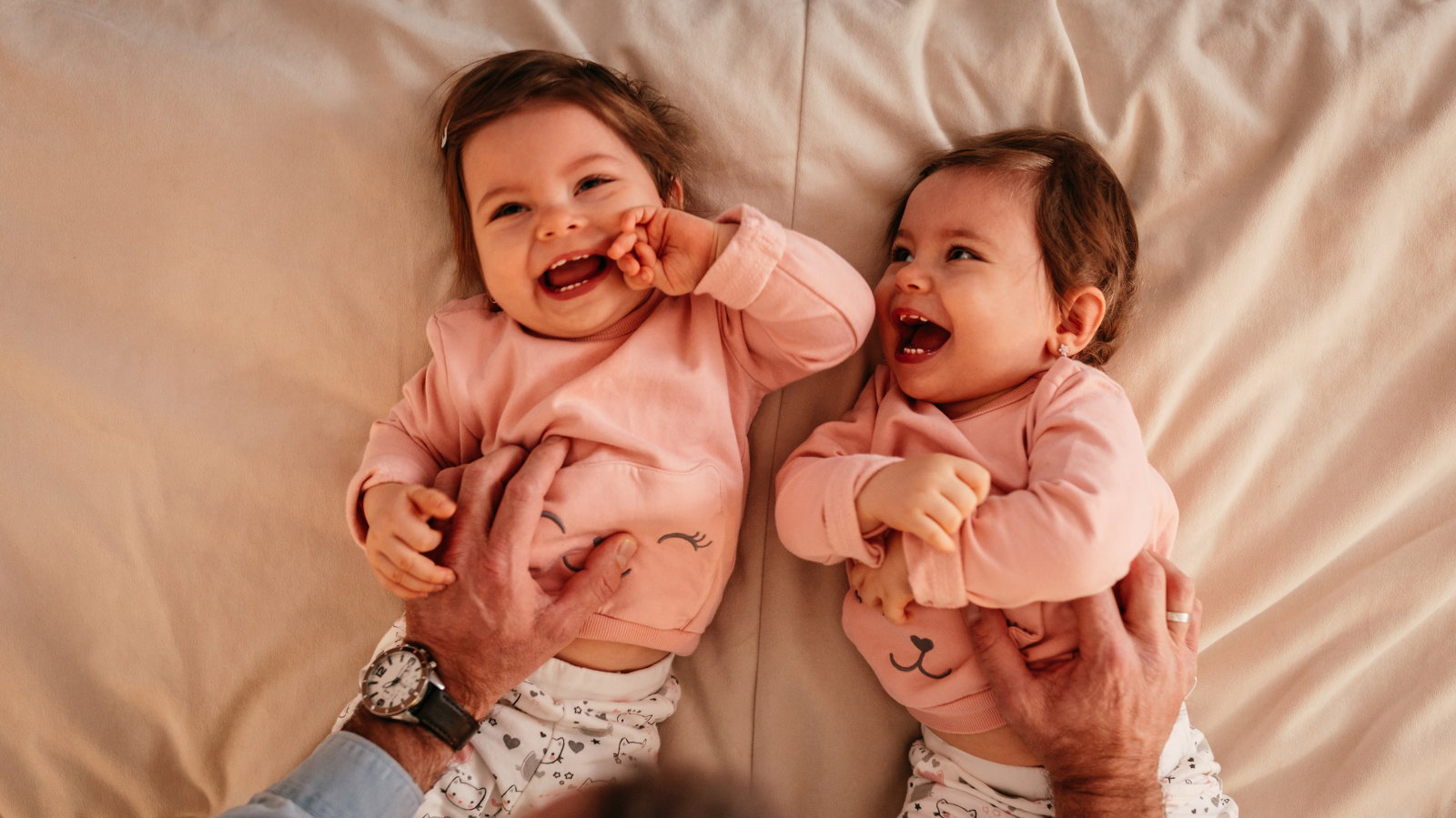 İkiz Bebeklere Aynı Kıyafeti Giydirmek Doğru mu?, © envato