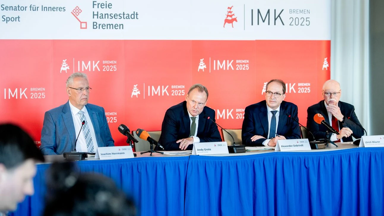 Bremen’de Gündem: Futbol Güvenliği, Drone Tehditleri ve Böller Yasağı!, © Hauke-Christian Dittrich/dpa Bremen’de Gündem: Futbol Güvenliği, Drone Tehditleri ve Böller Yasağı!, © Hauke-Christian Dittrich/dpa