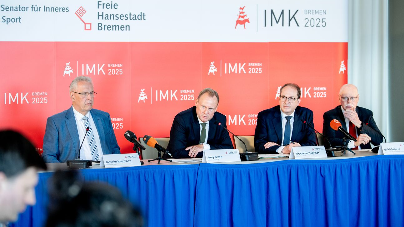 Bremen’de Gündem: Futbol Güvenliği, Drone Tehditleri ve Böller Yasağı!, © Hauke-Christian Dittrich/dpa