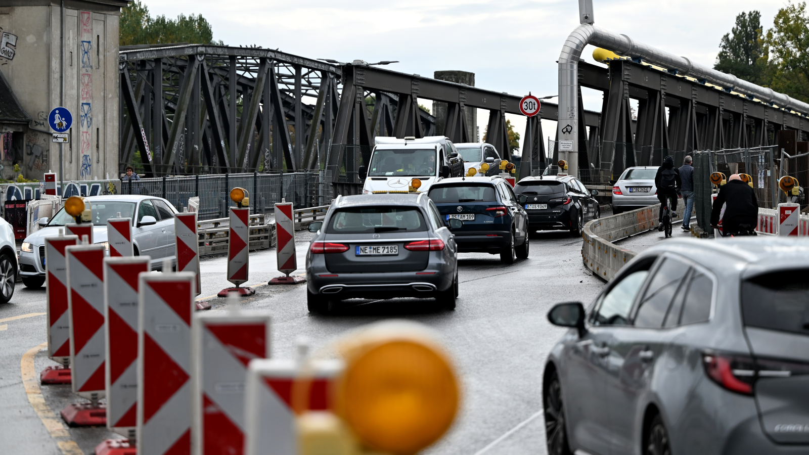 Elsenbrücke’de trafik kilitlendi: Yeşiller’den A100 otoyolu kaosuna karşı acil plan, © Lilli Förter/dpa