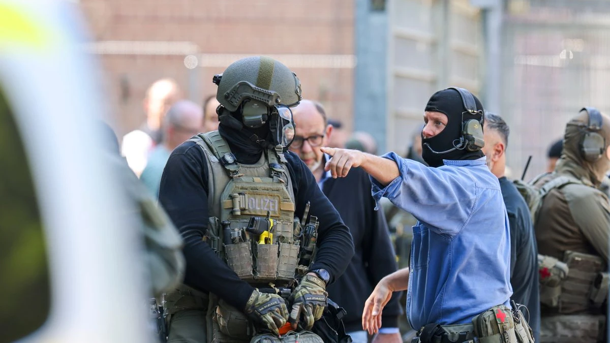 Köln-Bilderstöckchen’de Sabahın Erken Saatlerinde SEK Operasyonu, © Christoph Reichwein/dpa Köln-Bilderstöckchen’de Sabahın Erken Saatlerinde SEK Operasyonu, © Christoph Reichwein/dpa