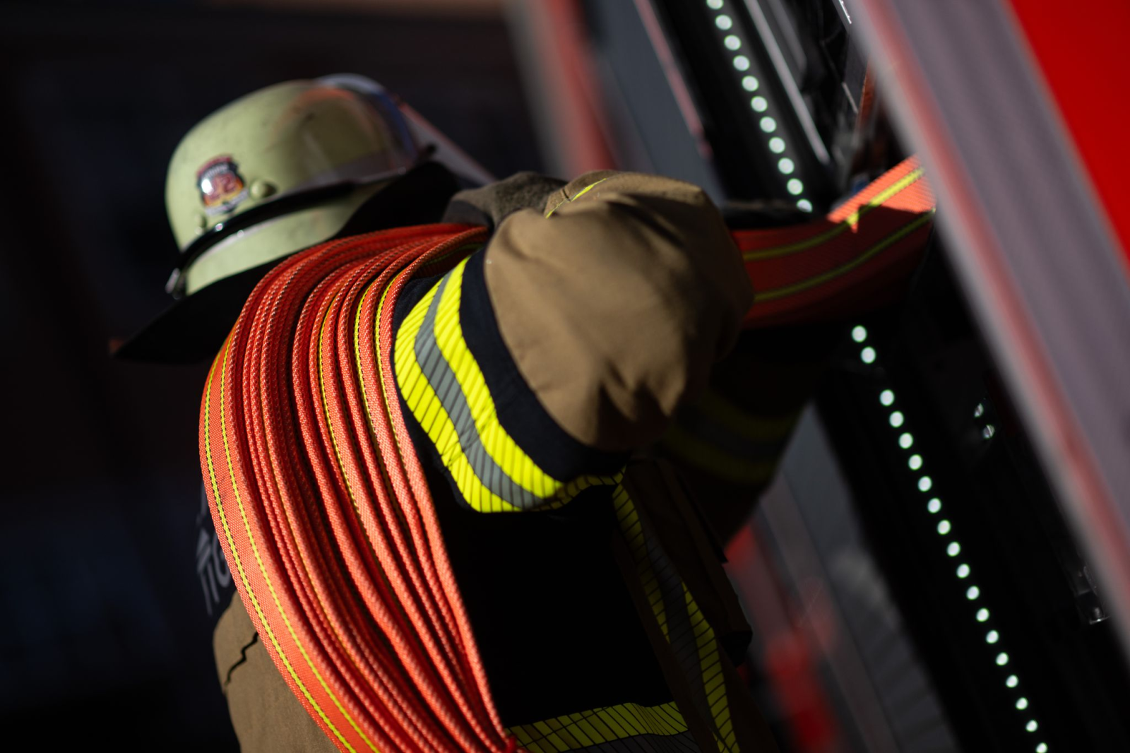 Knapp hundert Kräfte, darunter auch die Feuerwehr, waren laut Polizei wegen des Brands im Einsatz. (Symbolbild), © Marijan Murat/dpa