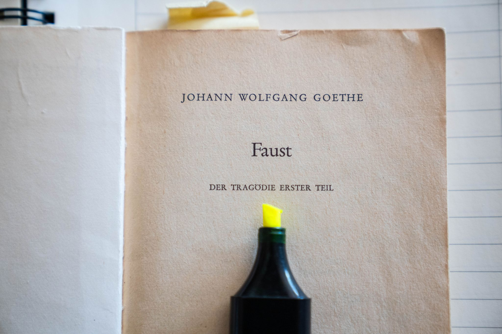 Ein Textmarker liegt auf einer Ausgabe der Tragödie „Faust - Der Tragödie erster Teil“ von Johann Wolfang Goethe.
