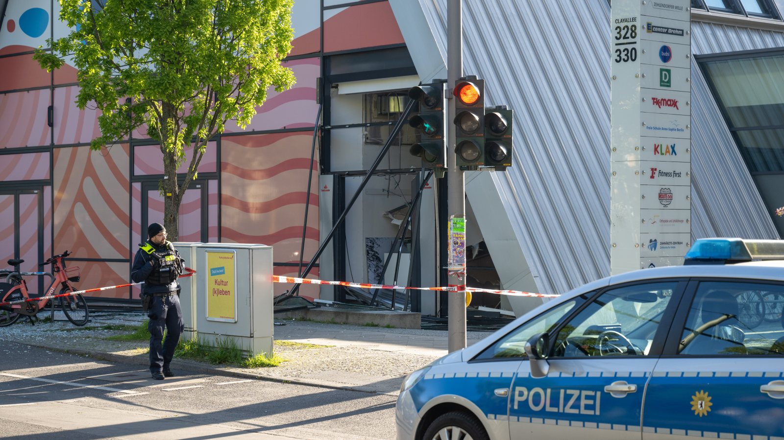 Zehlendorf’da Patlatılan Banka Para Otomatı Binayı Sarstı!, © dpa