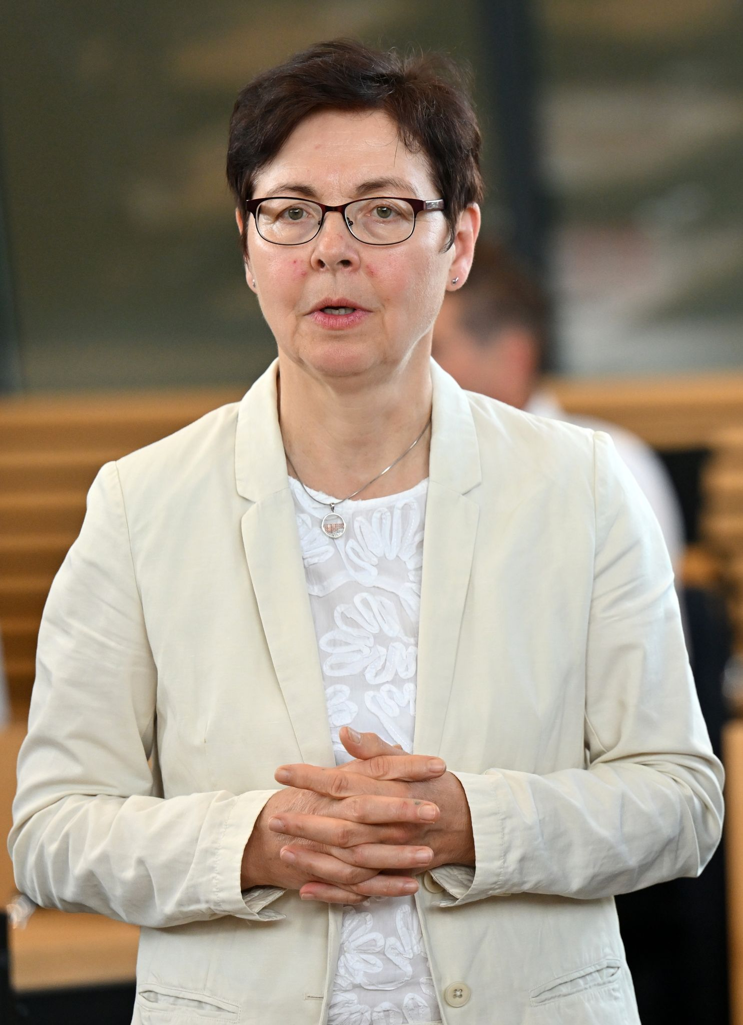 Heike Taubert (SPD) steht im Plenarsaal des Thüringer Landtags.