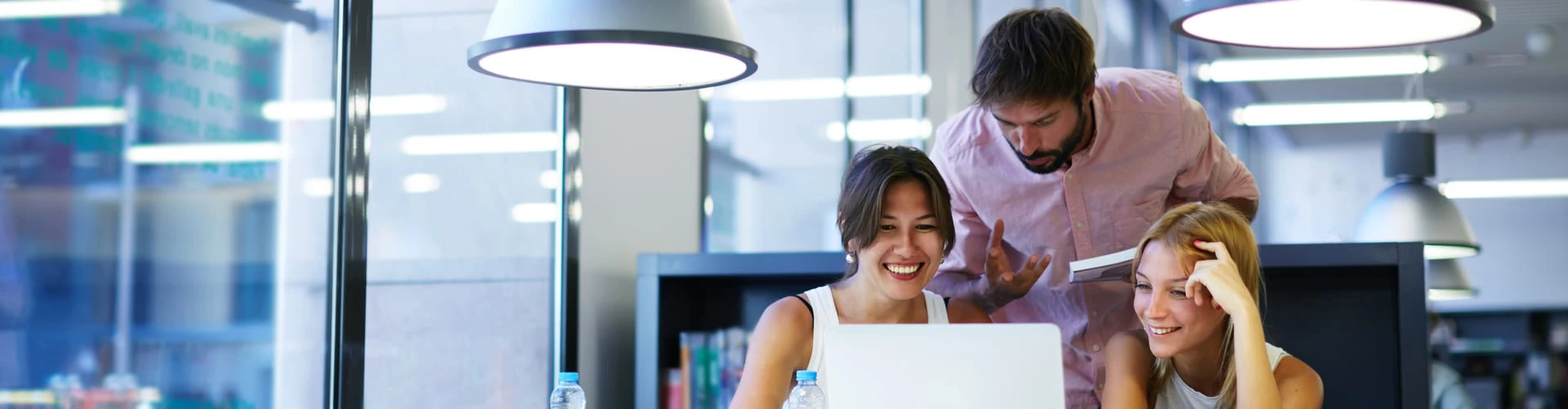 Drei Mitarbeiter im Büro, © Shutterstock Drei Mitarbeiter im Büro, © Shutterstock