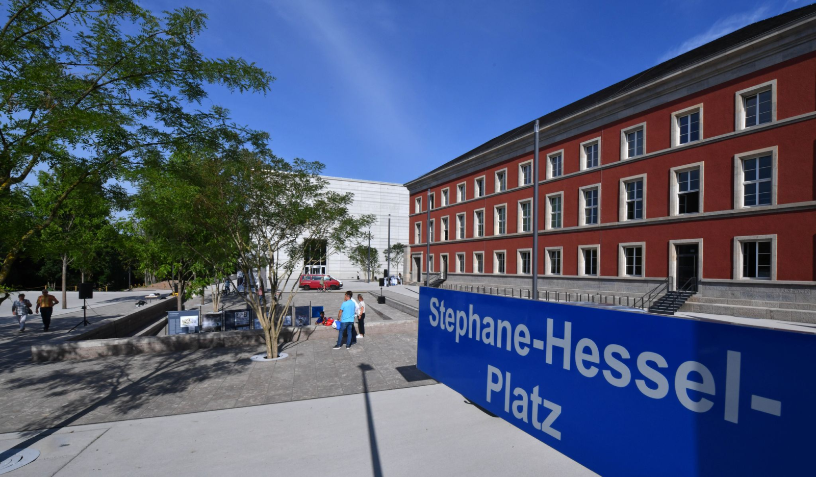 Der Stéphane-Hessel-Platz am neuen Bauhaus Museum Weimar.
