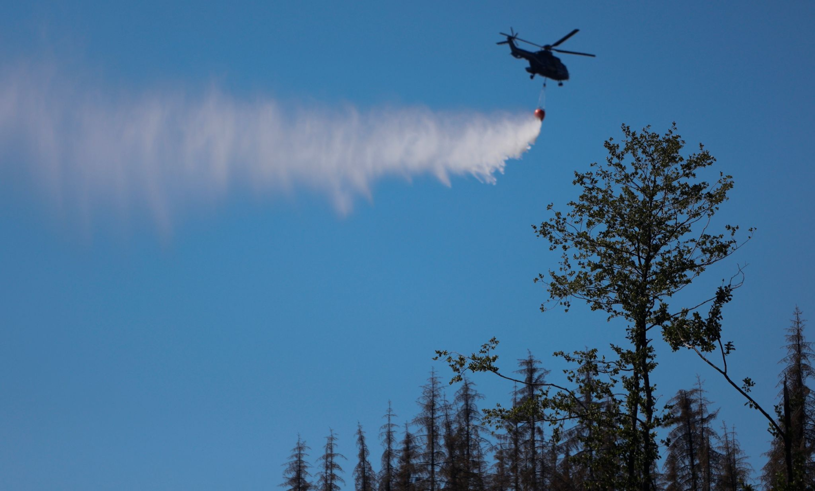 Einsatzkräfte unterstützen die Brandbekämpfung im Einsatzgebiet im Harz mit Hubschraubern.