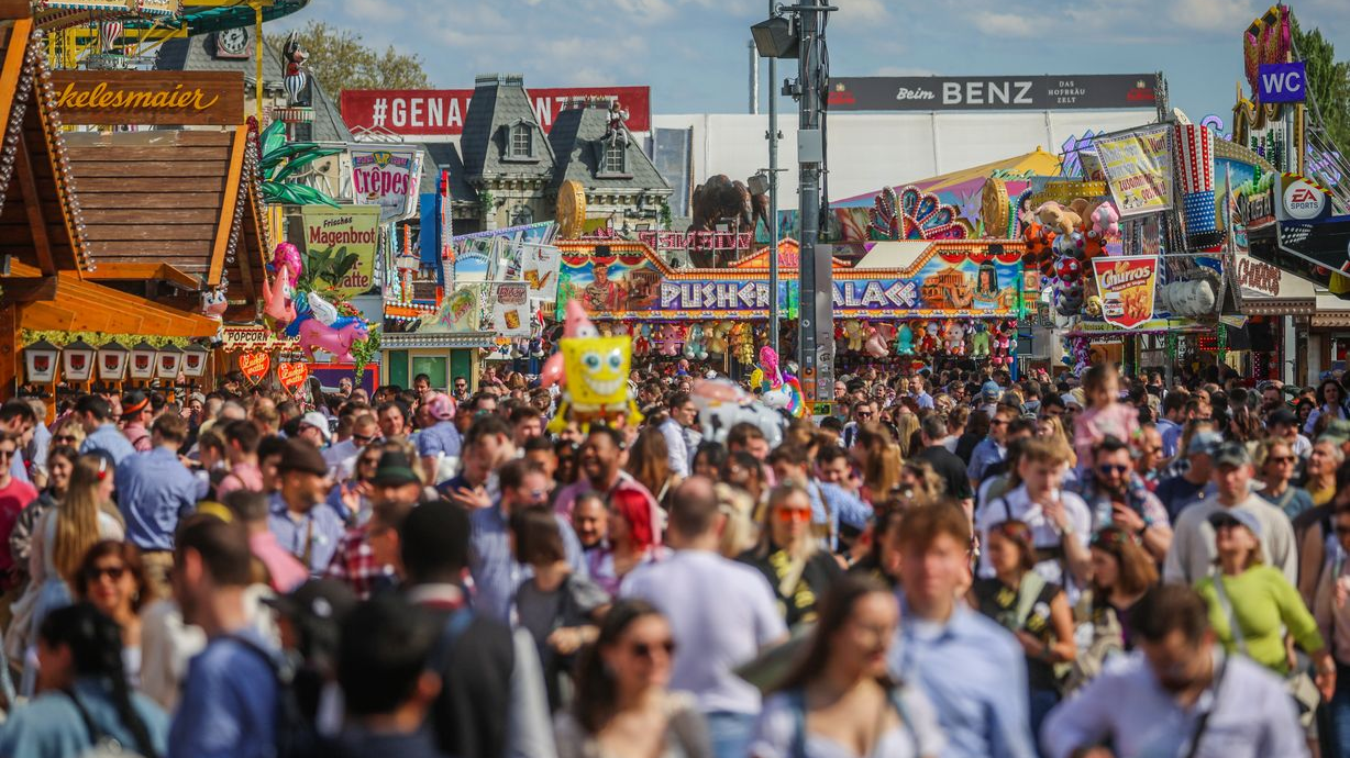 Rekor: Cannstatter Wasen 2,2 Milyon Ziyaretçiyi Ağırladı, © Christoph Schmidt/dpa