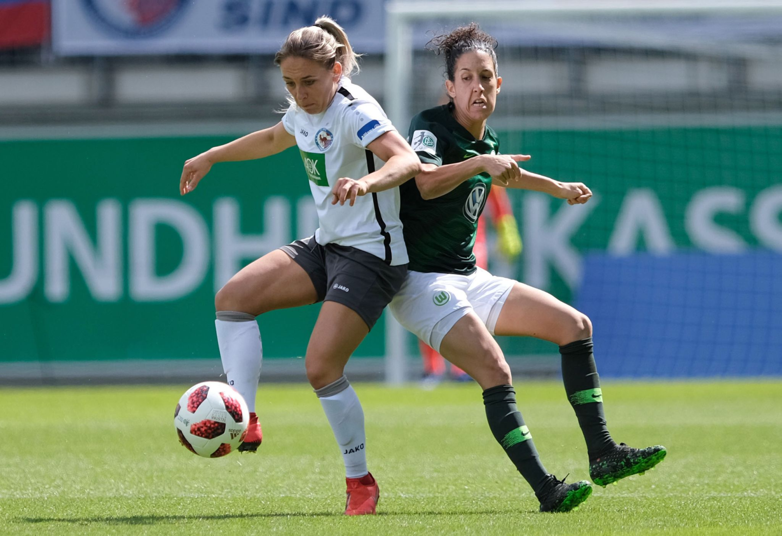 Gina Chmielinski (l) wechselt zu RB Leipzig., © Peter Steffen/dpa