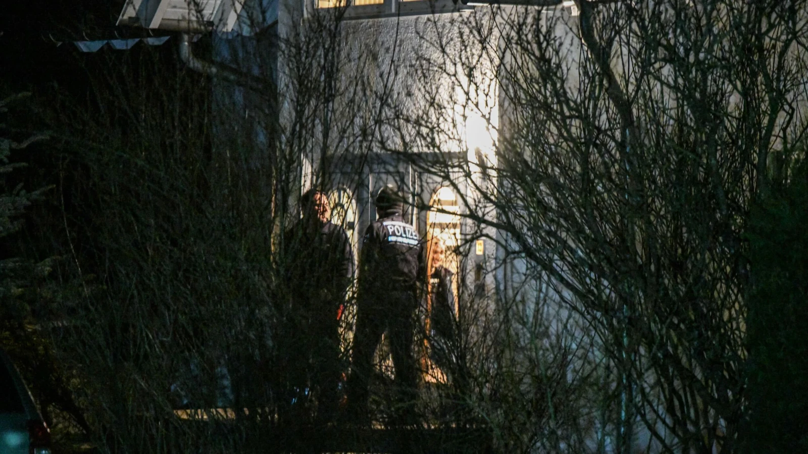 İki Kişiyi Öldüren Bir Kişiyi Yaralayan Şüpheli Saldırgan Yakalandı!, © dpa İki Kişiyi Öldüren Bir Kişiyi Yaralayan Şüpheli Saldırgan Yakalandı!, © dpa