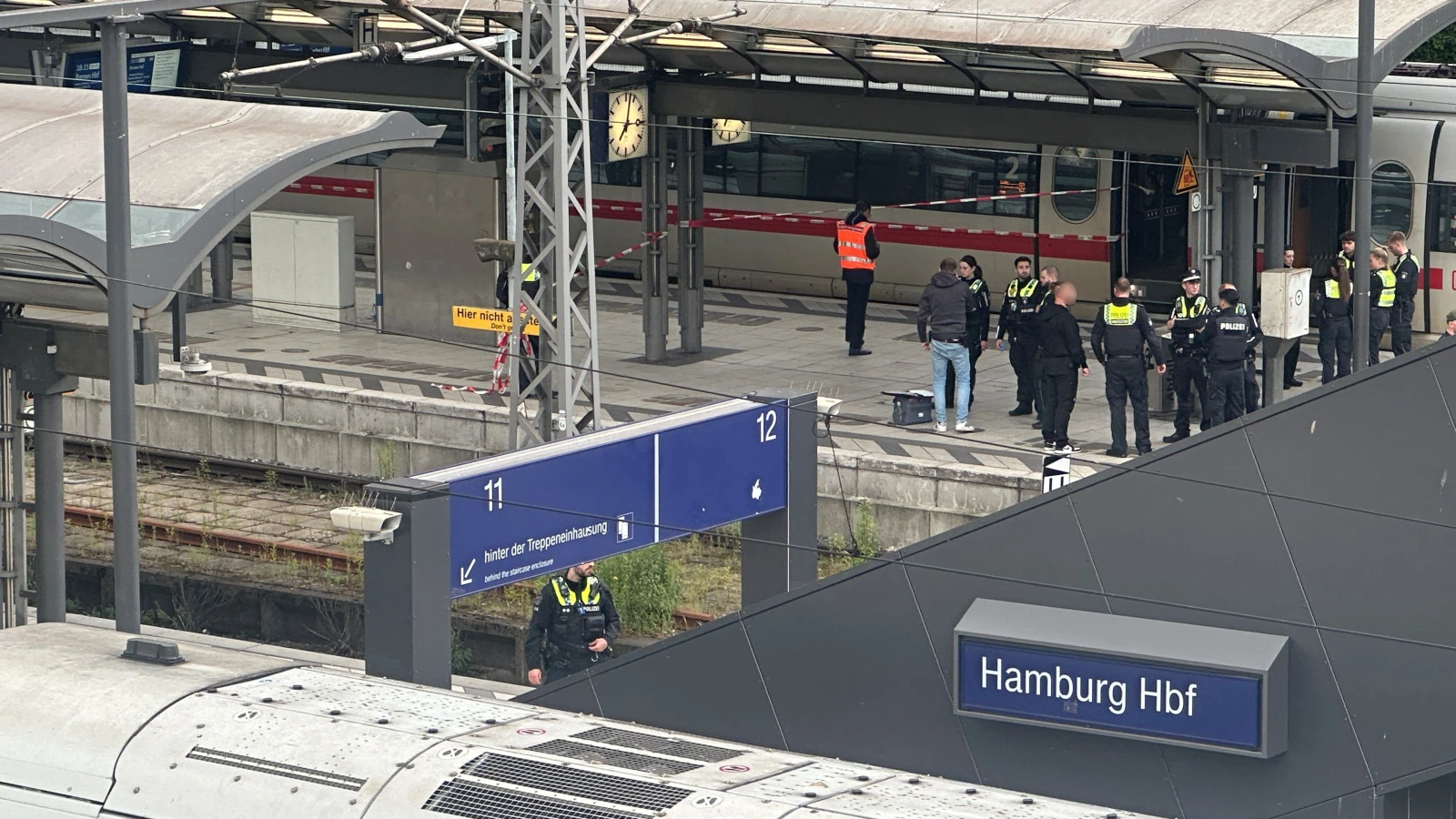 Hamburg İstasyonu'ndaki Bıçaklı Saldırıda 17 Kişi Yaralandı, © dpa Hamburg İstasyonu'ndaki Bıçaklı Saldırıda 17 Kişi Yaralandı, © dpa