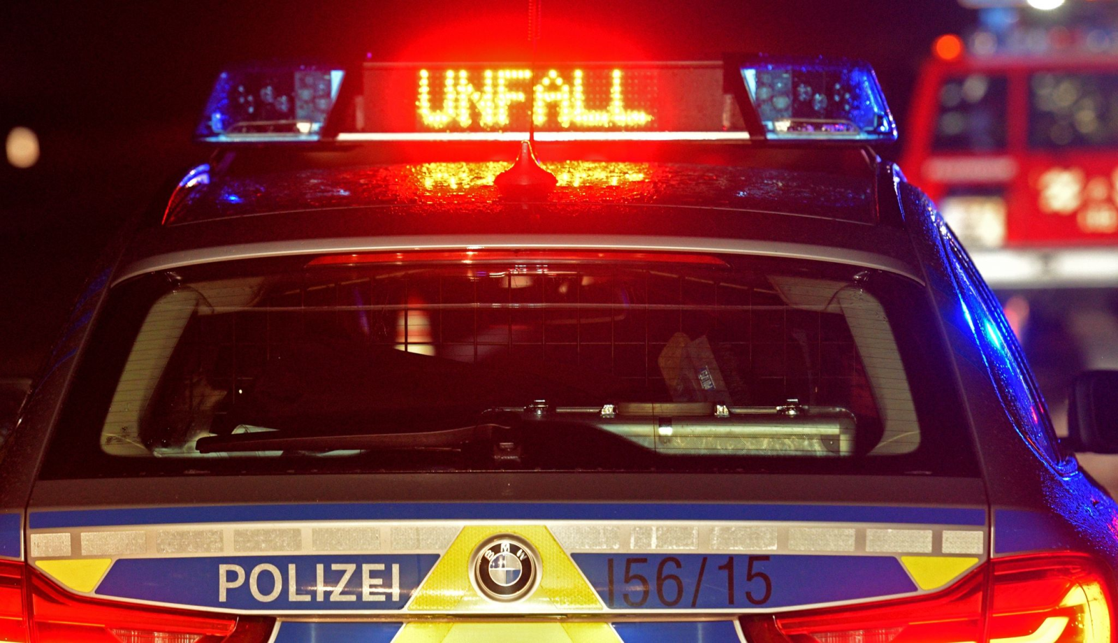 Ein Streifenwagen der Polizei steht an einer Unfallstelle., © Stefan Puchner/dpa/Symbolbild