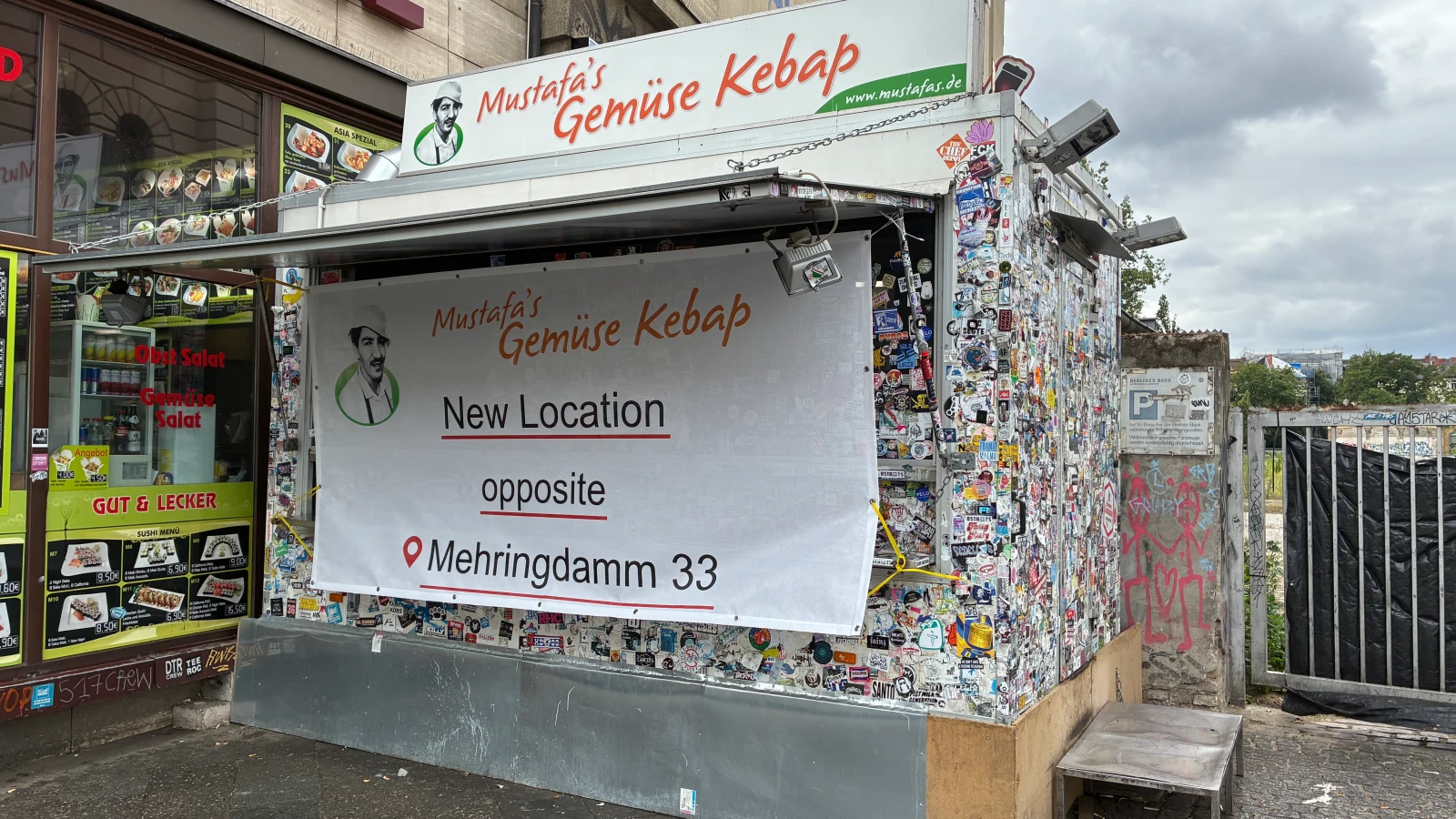 Berlin’in Efsanevi Dönercisi Taşındı: "Mustafa’s Gemüse Kebab" Artık Karşı Tarafta, © Caroline Bock/dpa Berlin’in Efsanevi Dönercisi Taşındı: "Mustafa’s Gemüse Kebab" Artık Karşı Tarafta, © Caroline Bock/dpa