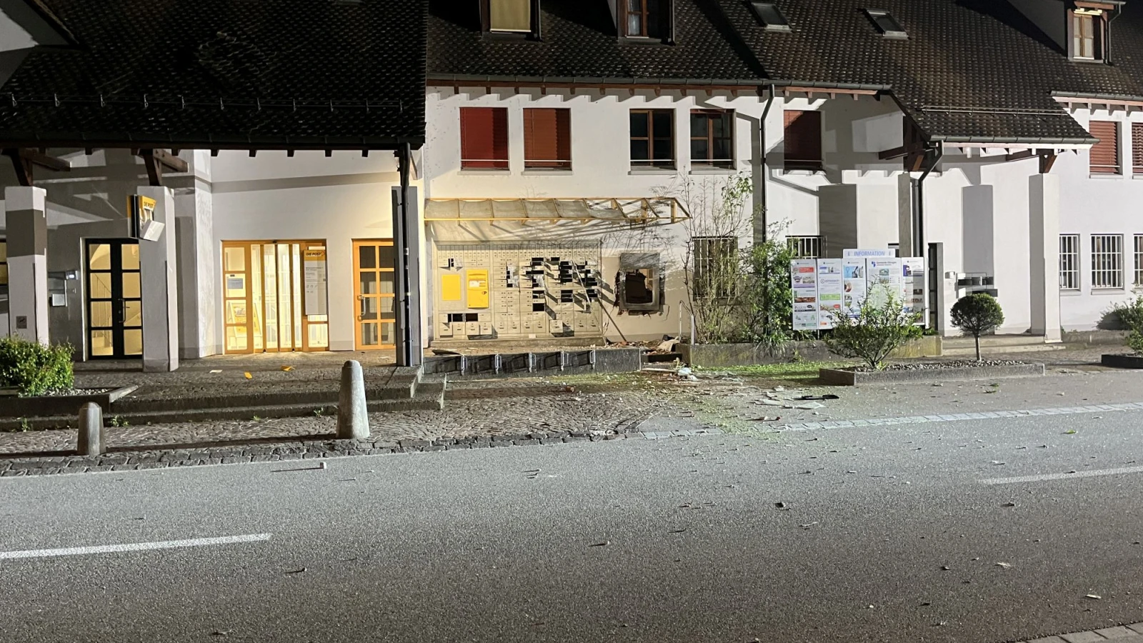 Geldautomat bei Postfiliale in Ettingen gesprengt, © Polizei BL Geldautomat bei Postfiliale in Ettingen gesprengt, © Polizei BL
