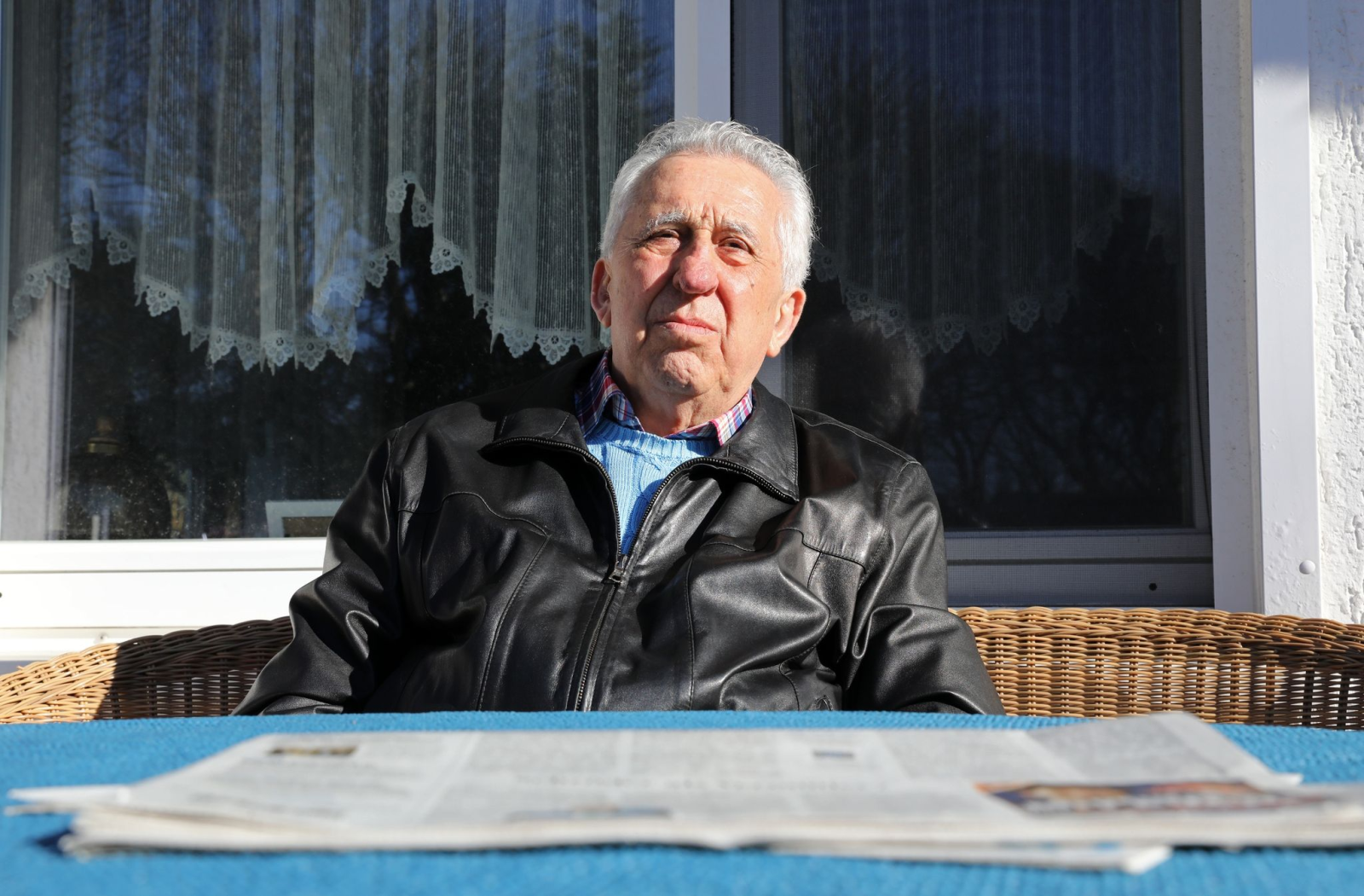 Egon Krenz sitzt auf der Terrasse seines Hauses.