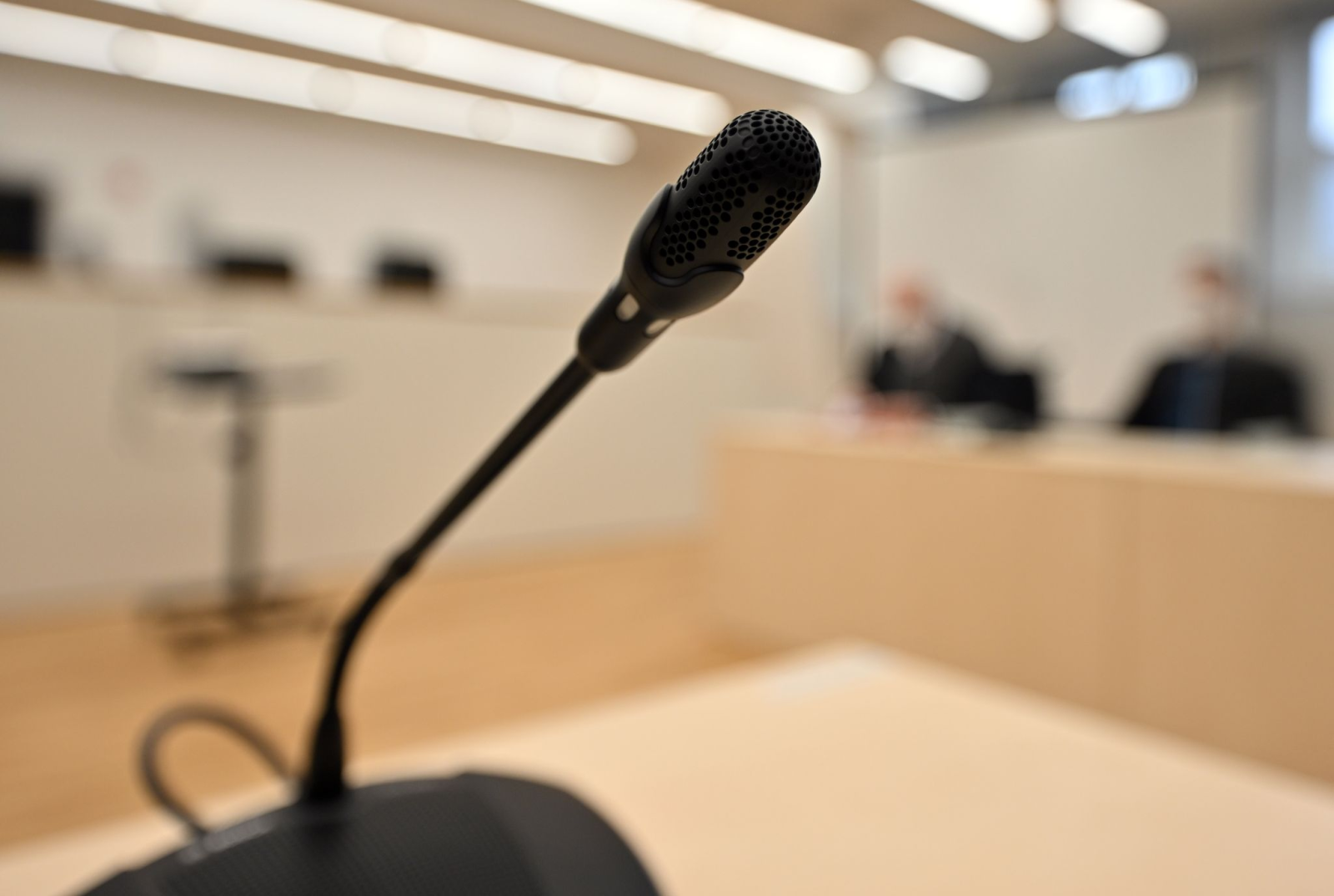 Ein Mikrofon steht im Landgericht für Zeugenaussagen auf einem Tisch.