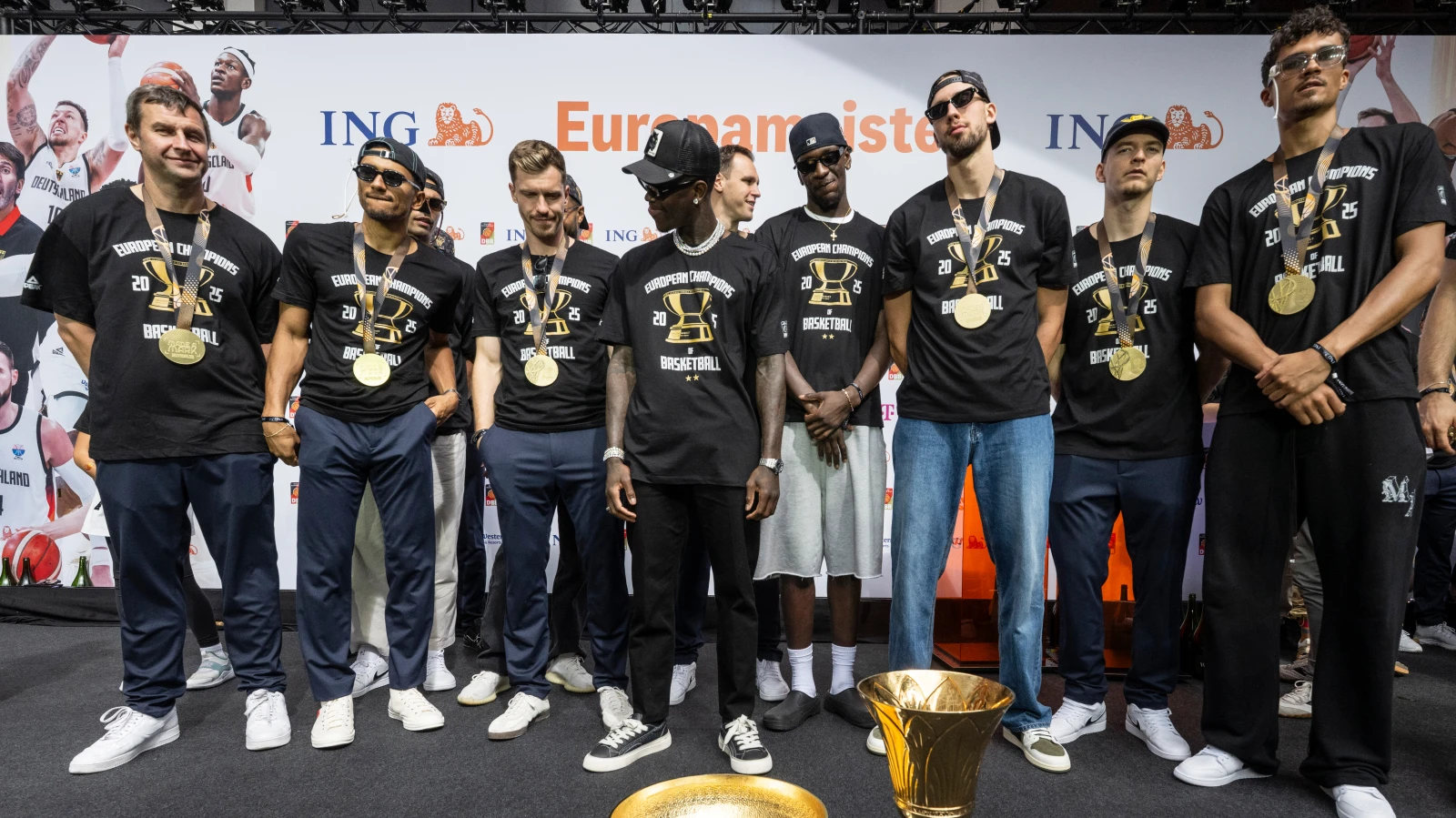 Frankfurt’ta büyük coşku: Yüzlerce taraftar basketbol Avrupa şampiyonlarını karşıladı, © Boris Roessler/dpa Frankfurt’ta büyük coşku: Yüzlerce taraftar basketbol Avrupa şampiyonlarını karşıladı, © Boris Roessler/dpa